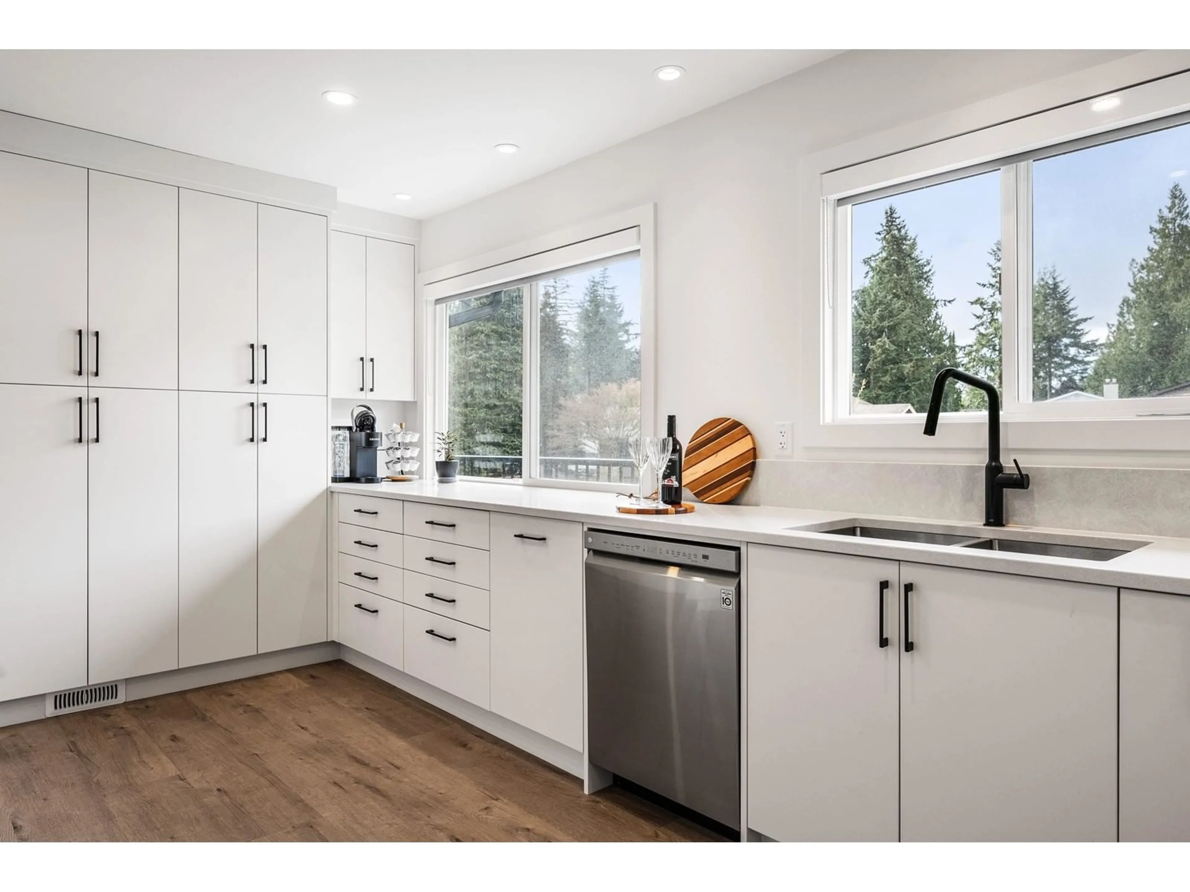 Open concept kitchen, wood/laminate floor for 4656 203A, Langley British Columbia V3A5K1