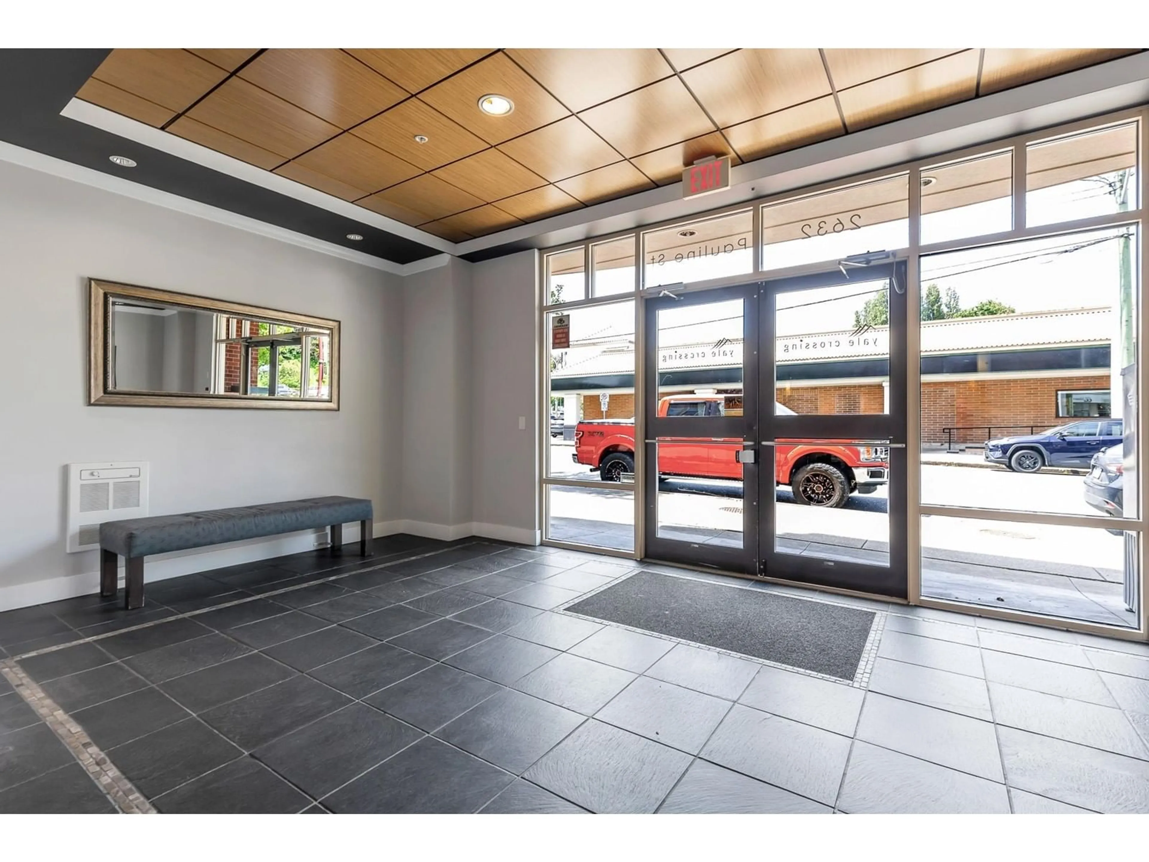 Indoor foyer for 401 - 2632 PAULINE, Abbotsford British Columbia V2S0C9