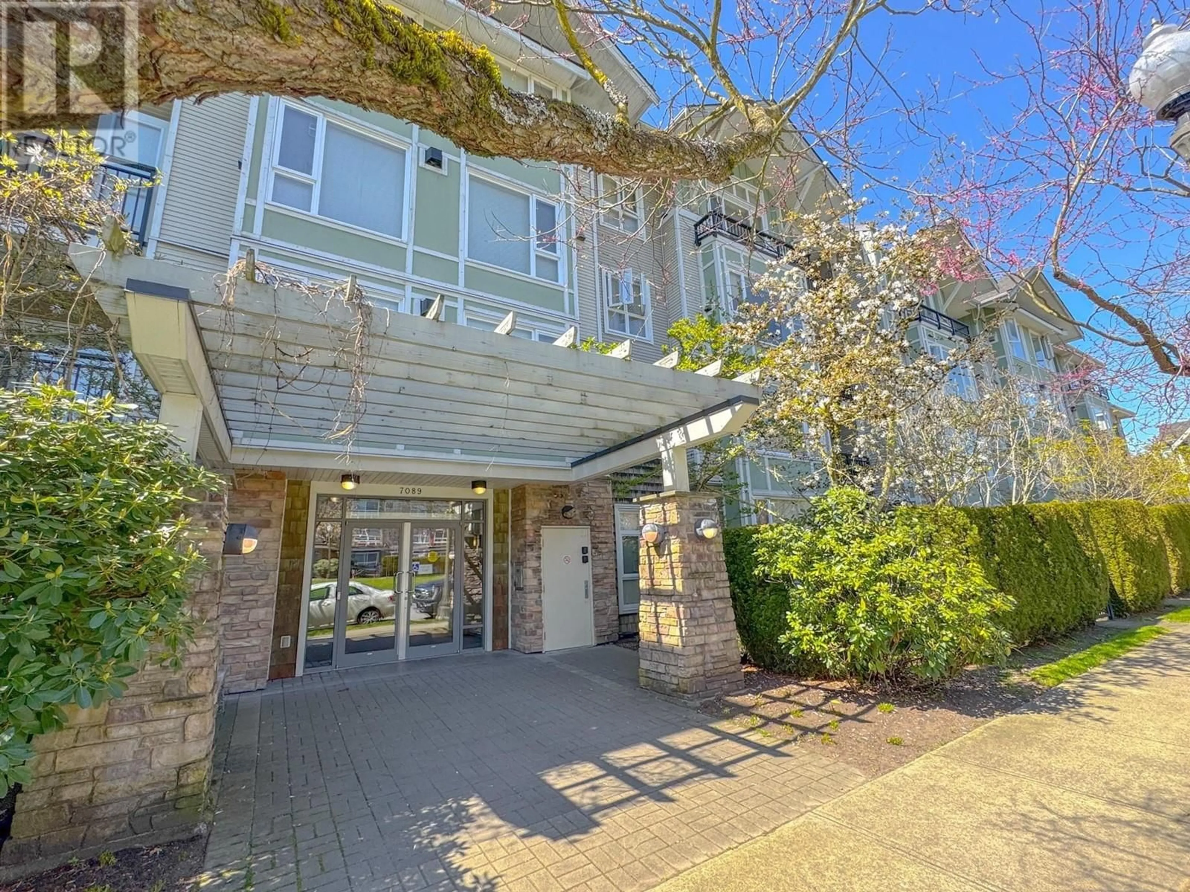 Indoor foyer for 104 - 7089 MONT ROYAL SQUARE, Vancouver British Columbia V5S4W6