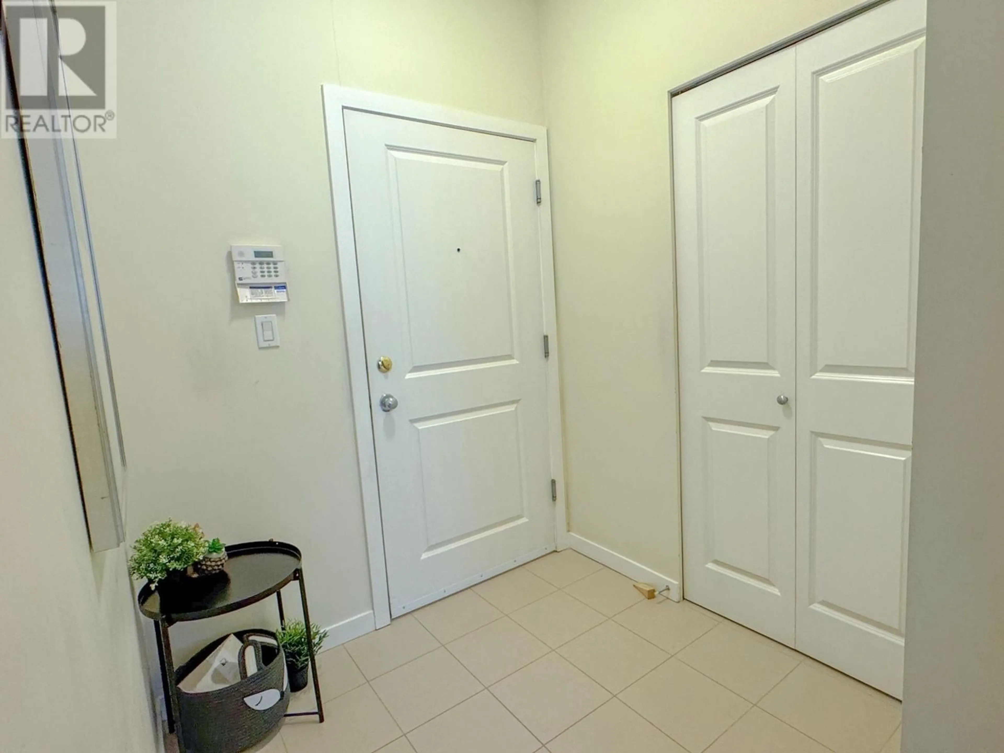 Indoor foyer for 104 - 7089 MONT ROYAL SQUARE, Vancouver British Columbia V5S4W6