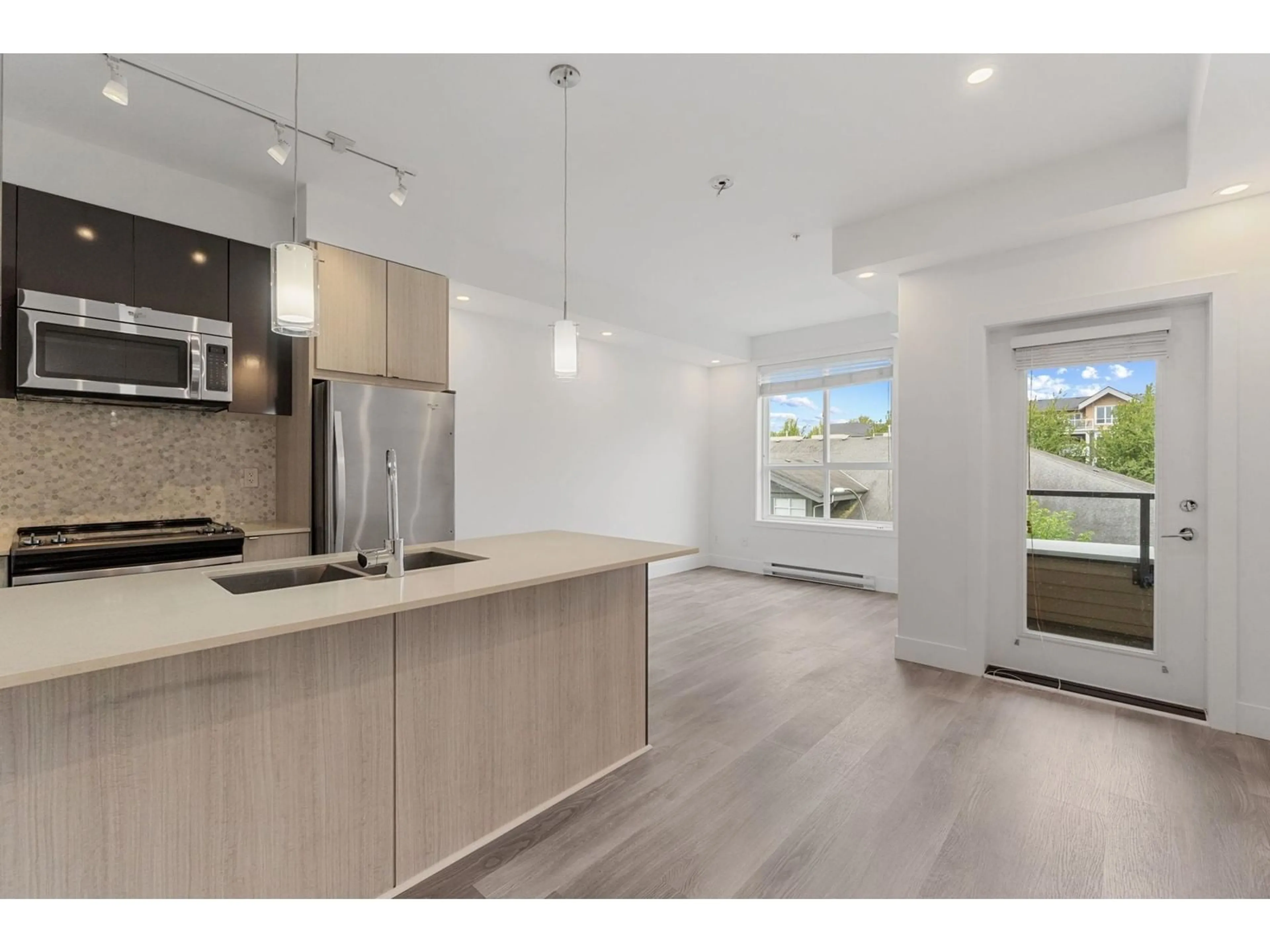 Open concept kitchen, wood/laminate floor for 303 - 6468 195A, Surrey British Columbia V4N6R6