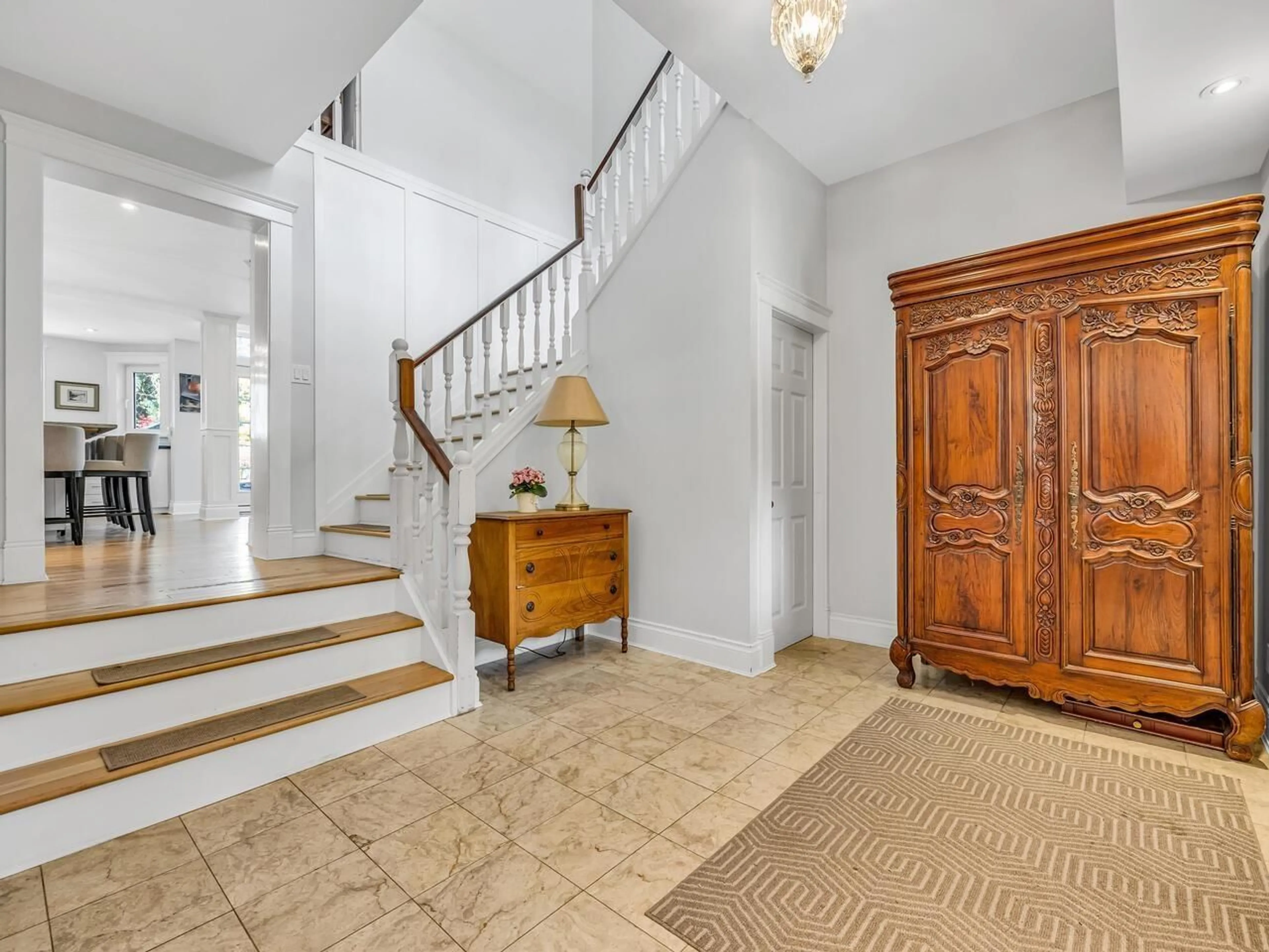 Indoor foyer for 10503 127, Surrey British Columbia V3V5K3