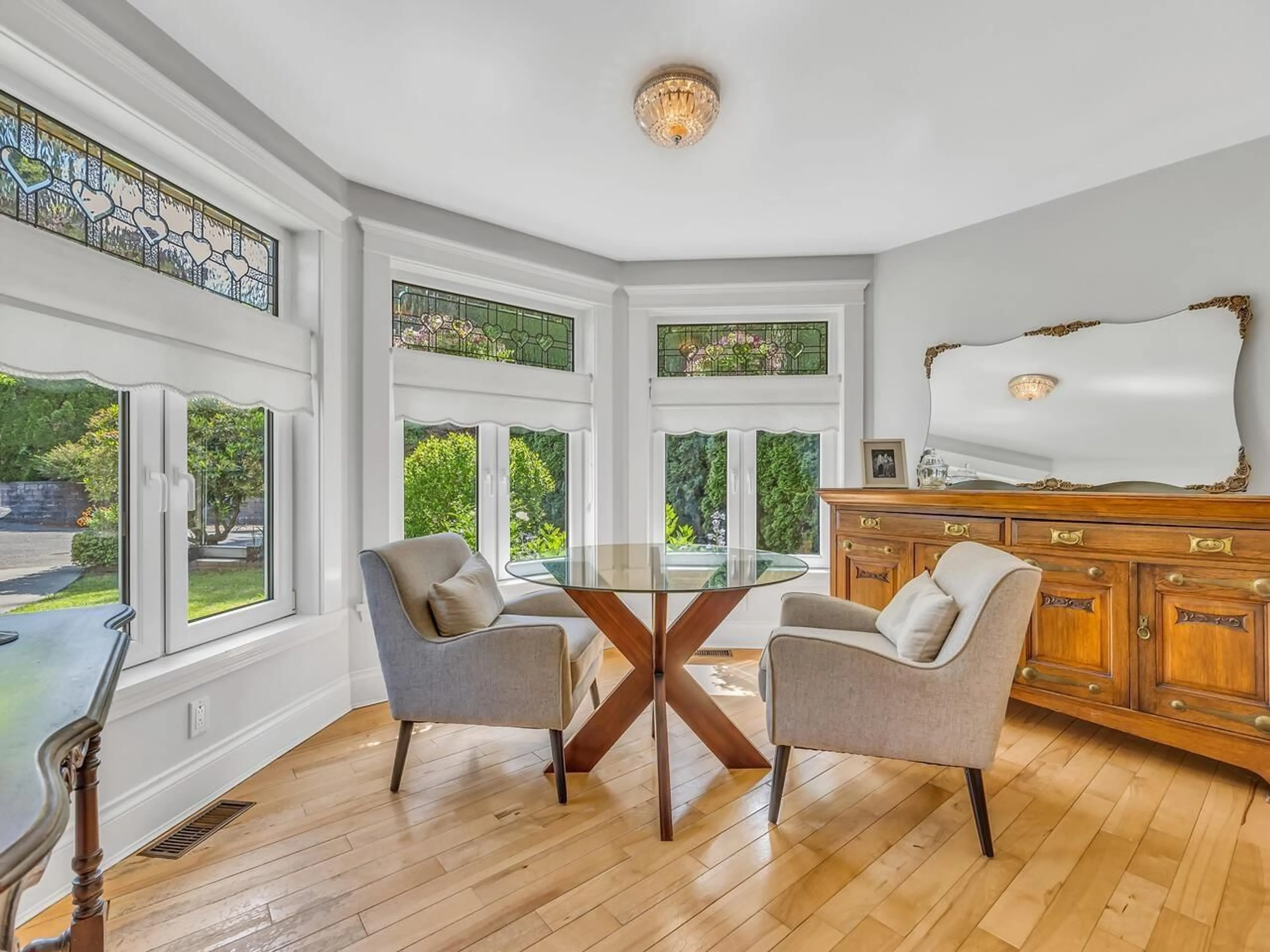 Living room with furniture, wood/laminate floor for 10503 127, Surrey British Columbia V3V5K3