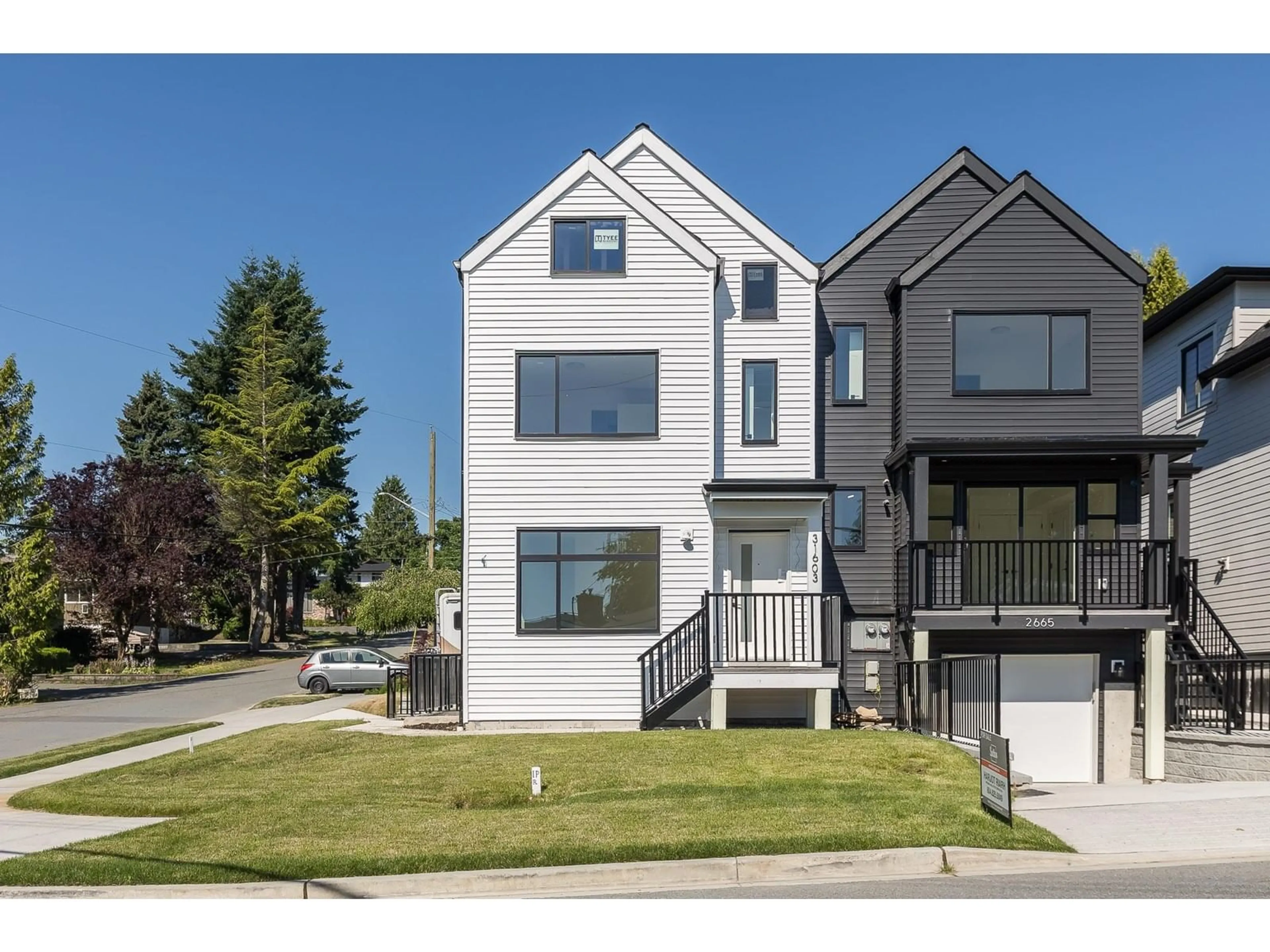 Home with vinyl exterior material, street for 31603 CLEARVIEW, Abbotsford British Columbia V2T1Z2