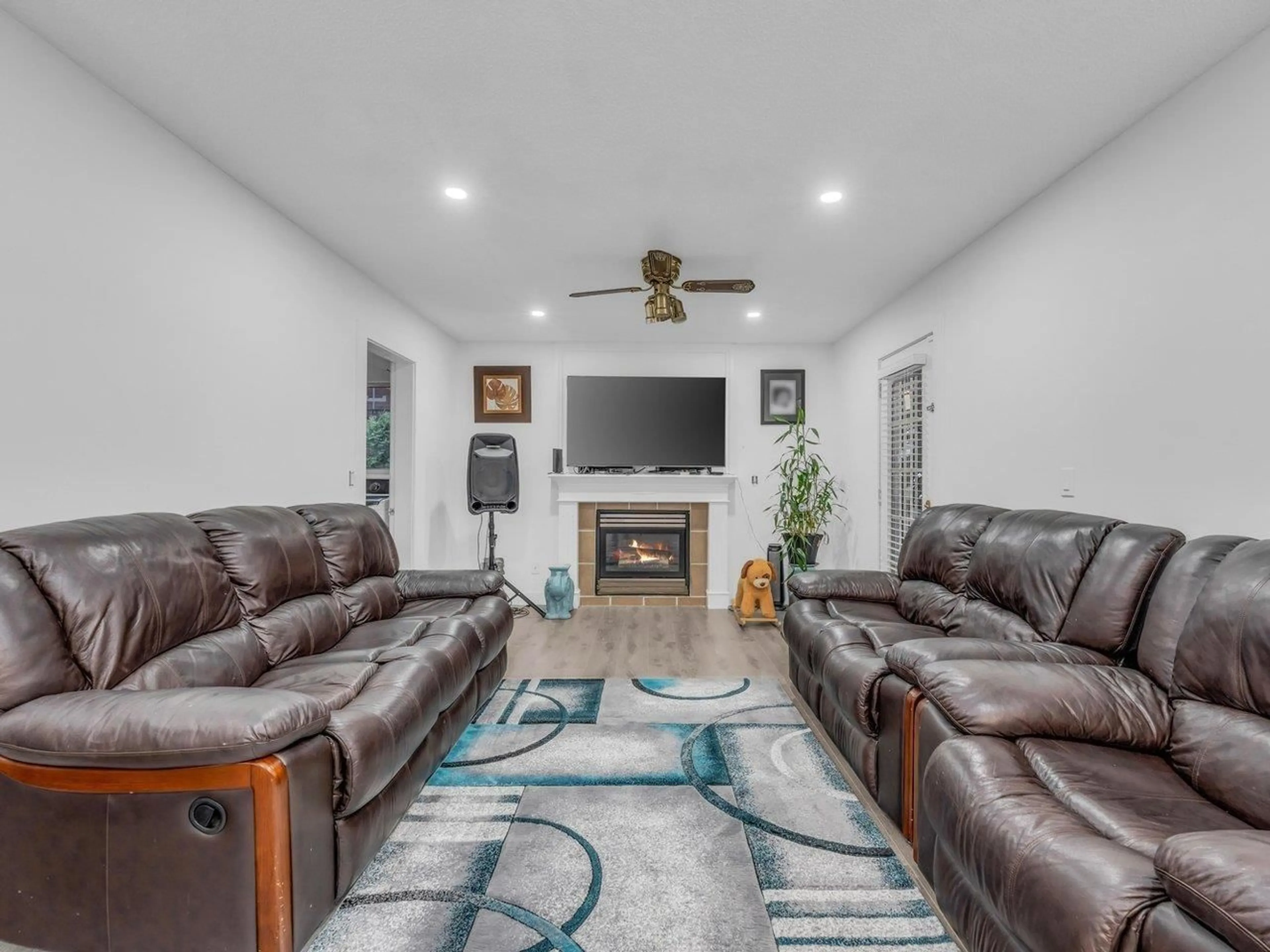 Living room with furniture, unknown for 13831 80A, Surrey British Columbia V3W9A2
