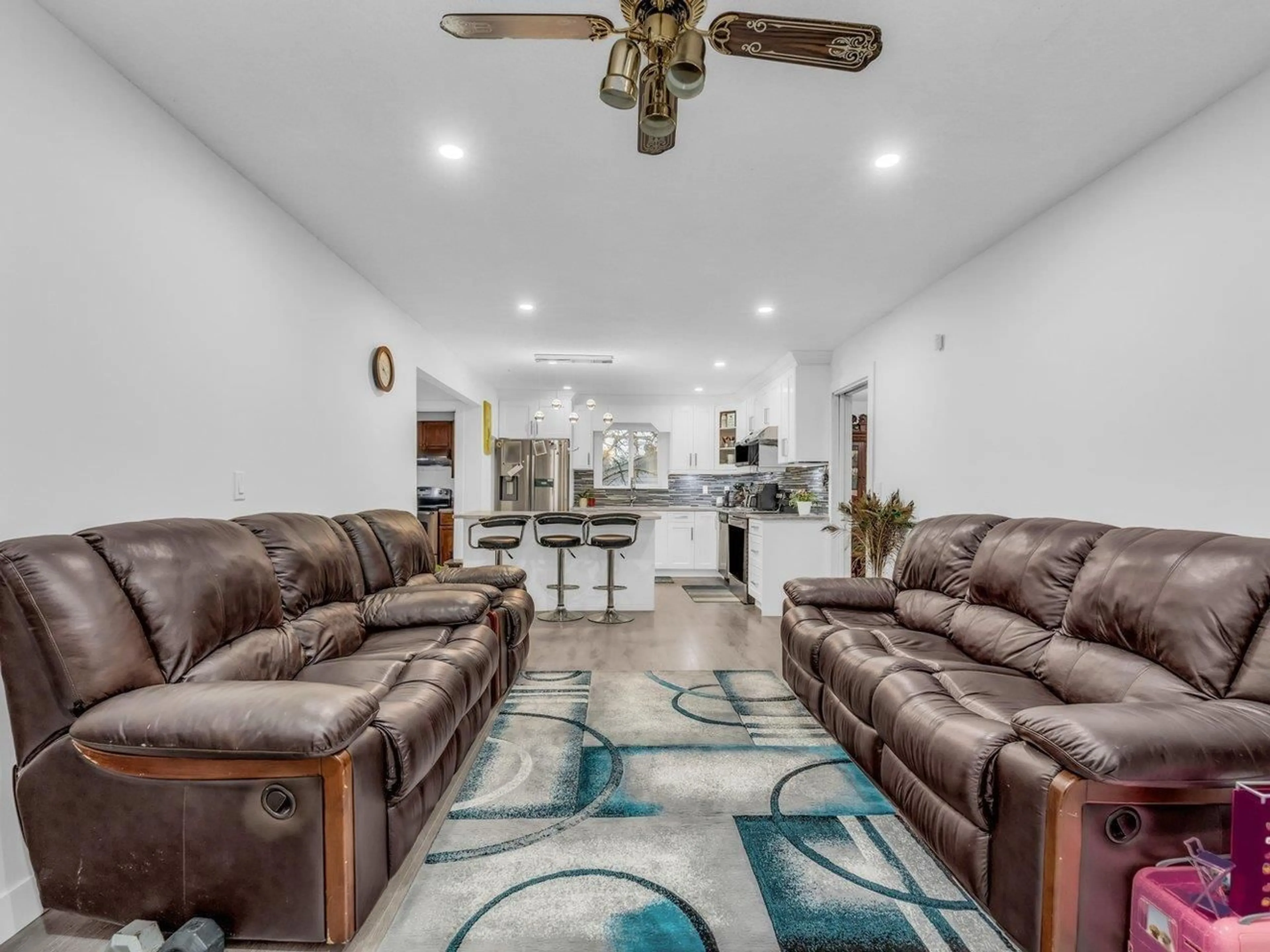 Living room with furniture, unknown for 13831 80A, Surrey British Columbia V3W9A2