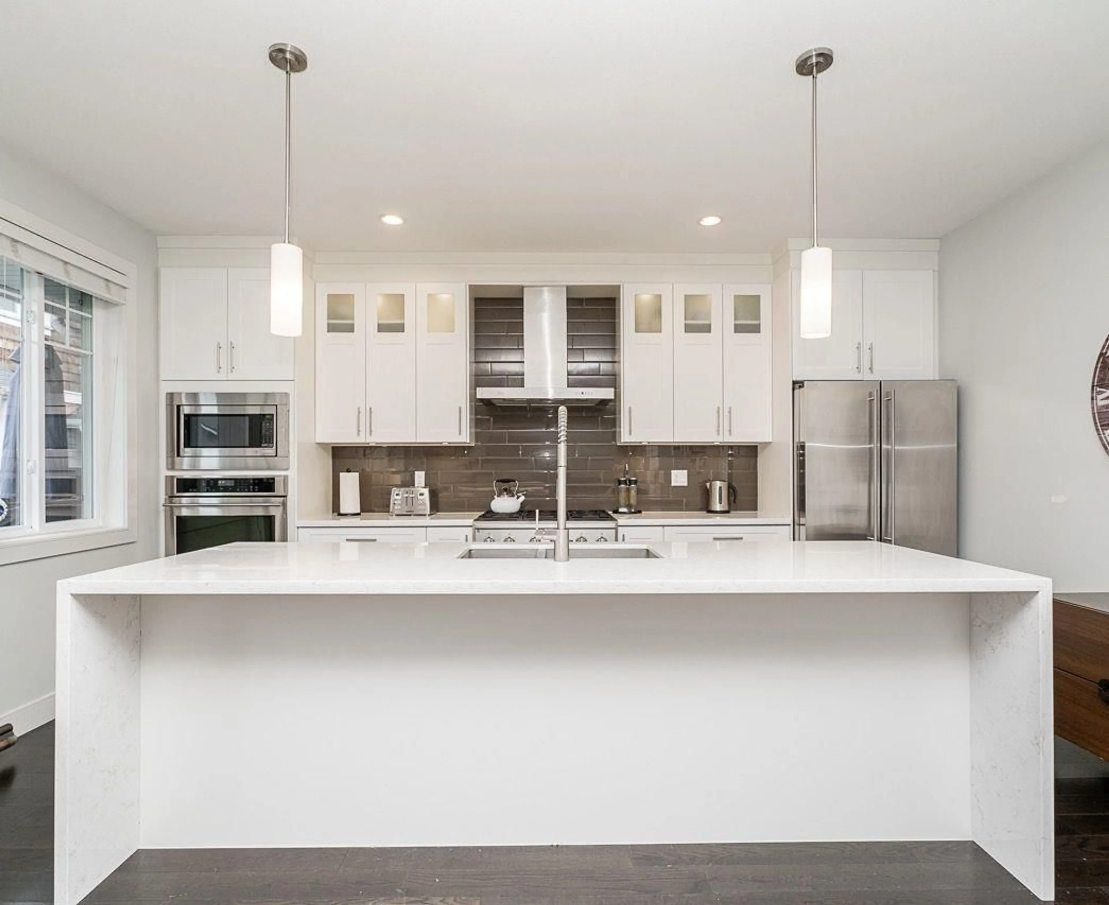 Contemporary kitchen, ceramic/tile floor for 64 - 15988 32, Surrey British Columbia V3Z2J4