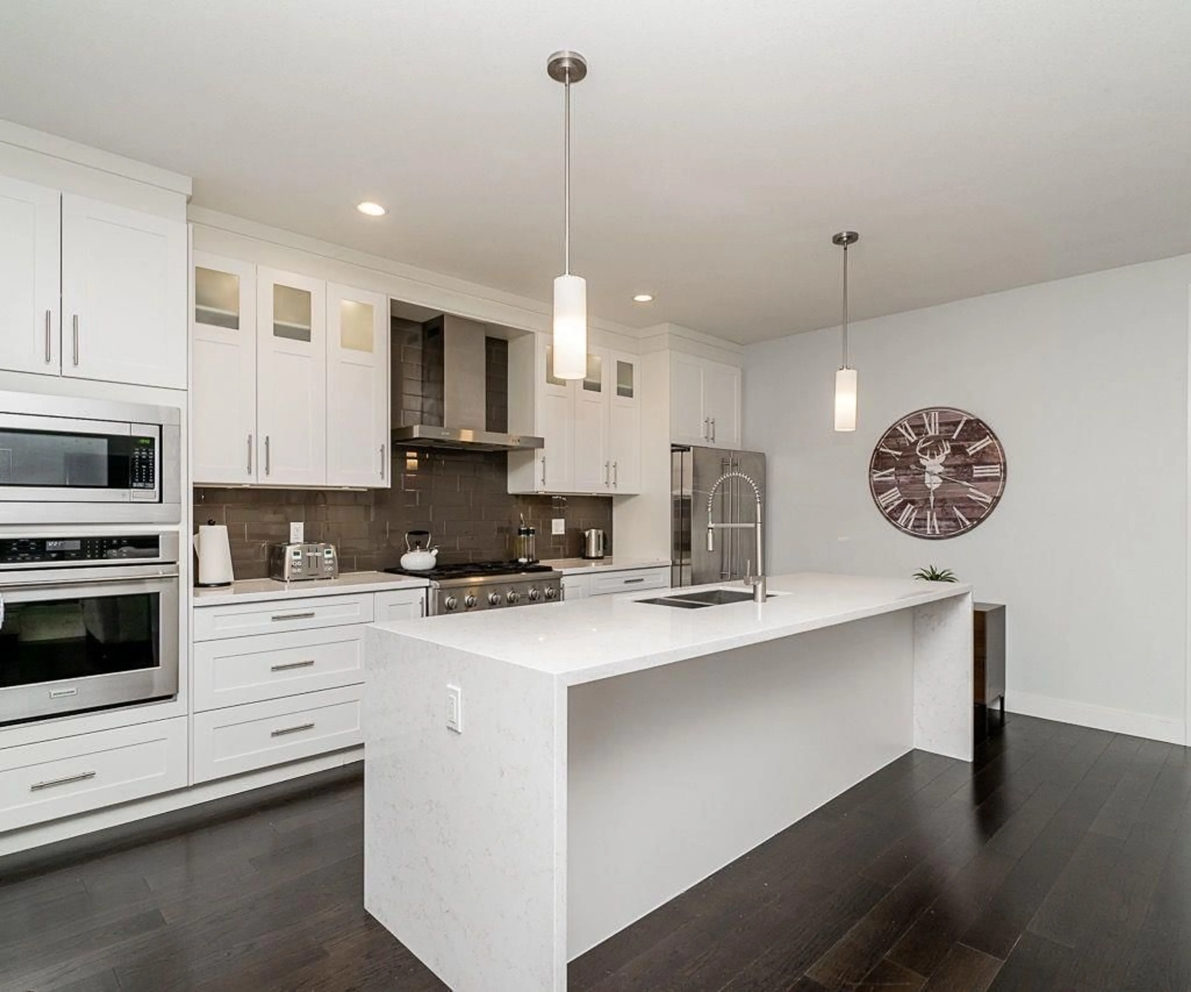 Contemporary kitchen, unknown for 64 - 15988 32, Surrey British Columbia V3Z2J4