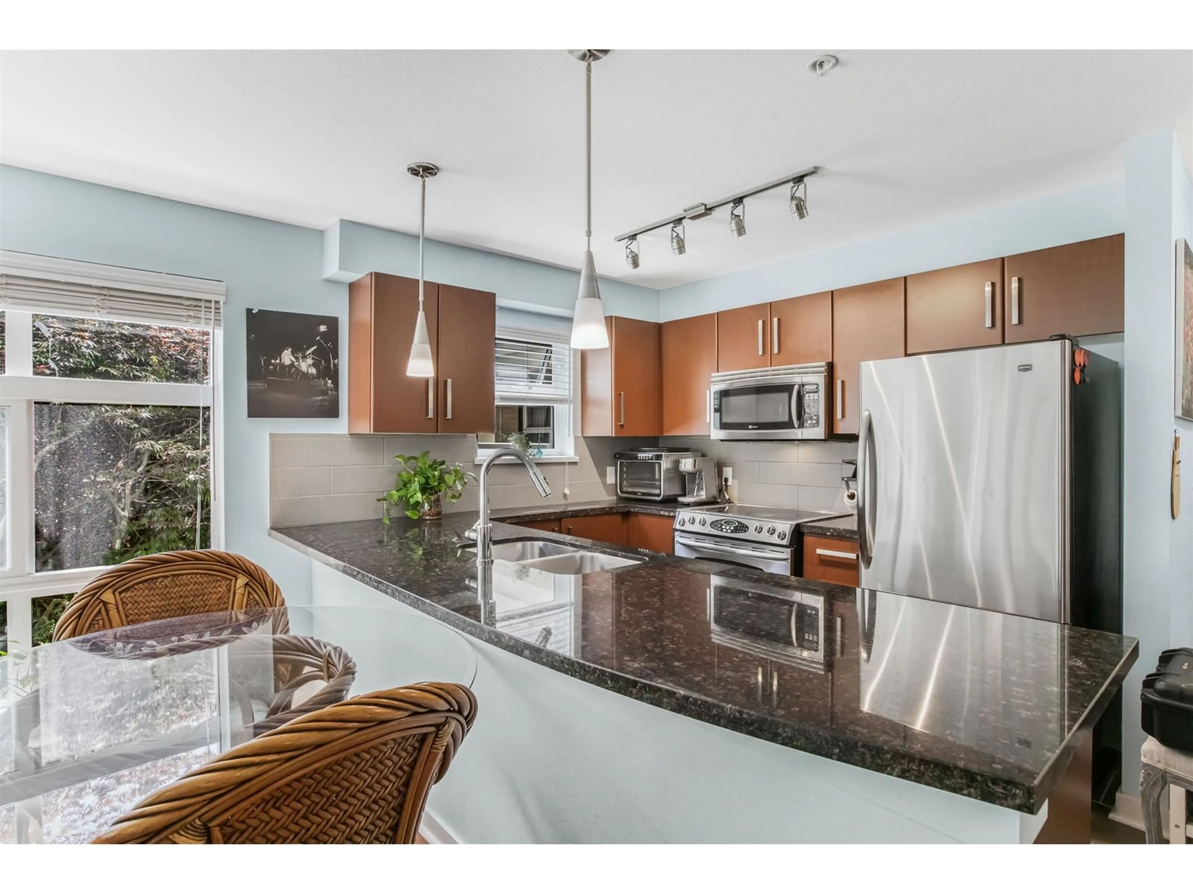 Open concept kitchen, ceramic/tile floor for 214 - 15168 19, Surrey British Columbia V4A0A5