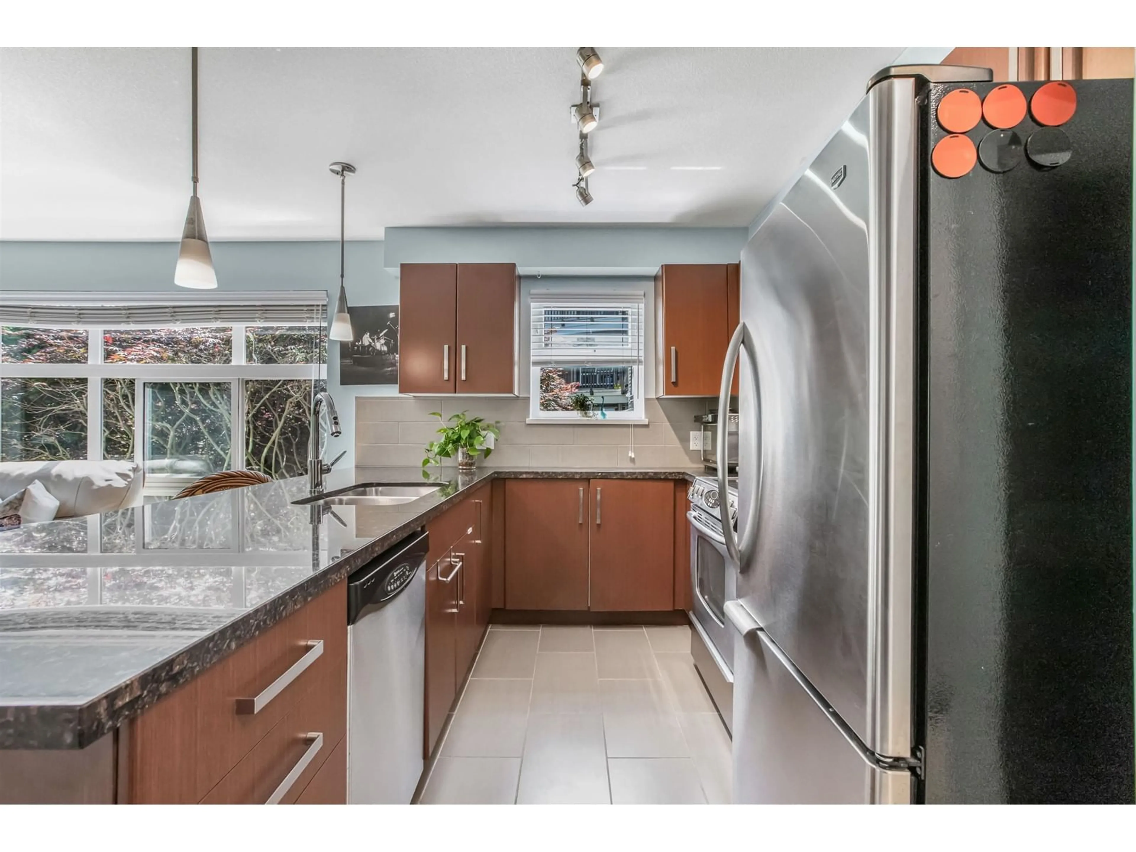 Open concept kitchen, ceramic/tile floor for 214 - 15168 19, Surrey British Columbia V4A0A5