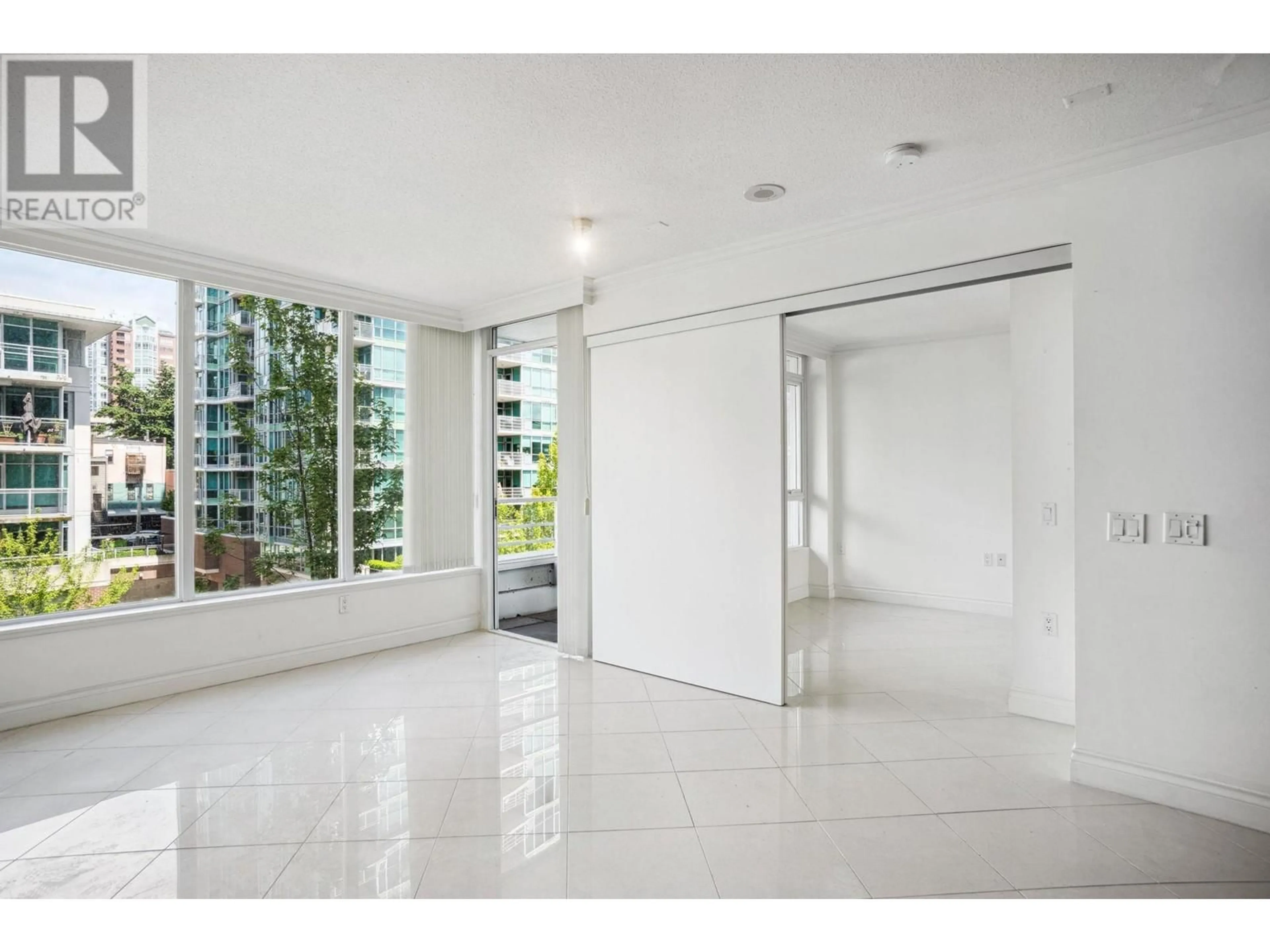 Indoor foyer for 408 - 133 ESPLANADE AVENUE, North Vancouver British Columbia V7L1A1