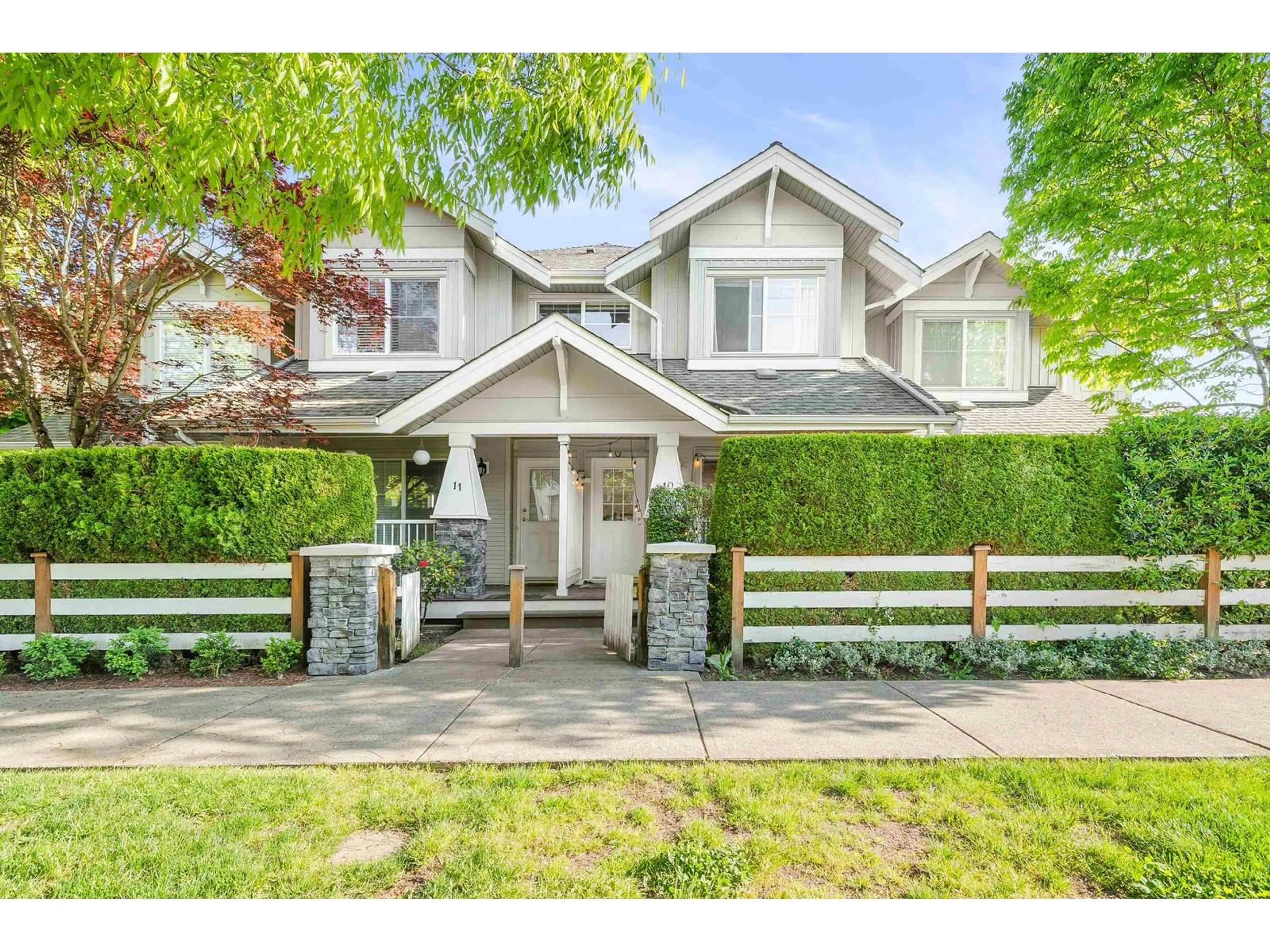 Home with vinyl exterior material, street for 10 - 6568 193B, Surrey British Columbia V4N5S2