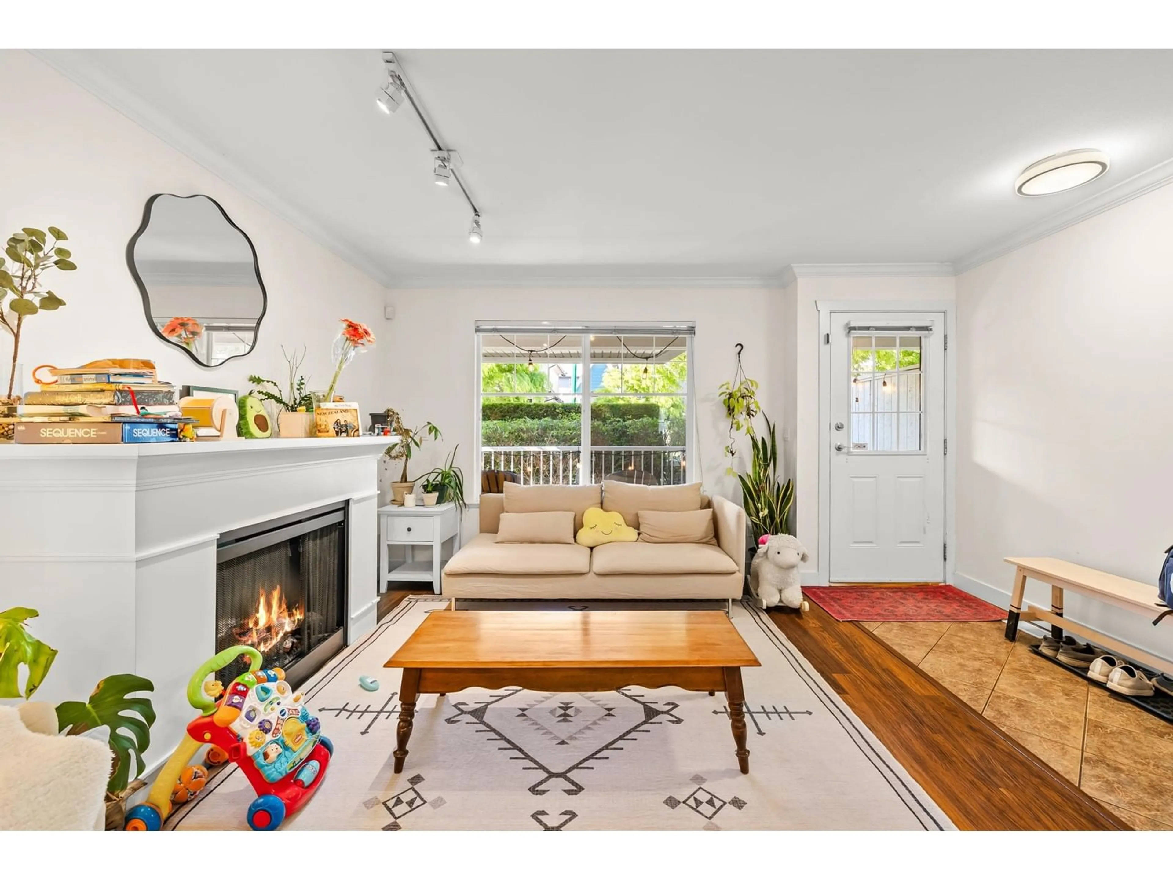 Living room with furniture, unknown for 10 - 6568 193B, Surrey British Columbia V4N5S2