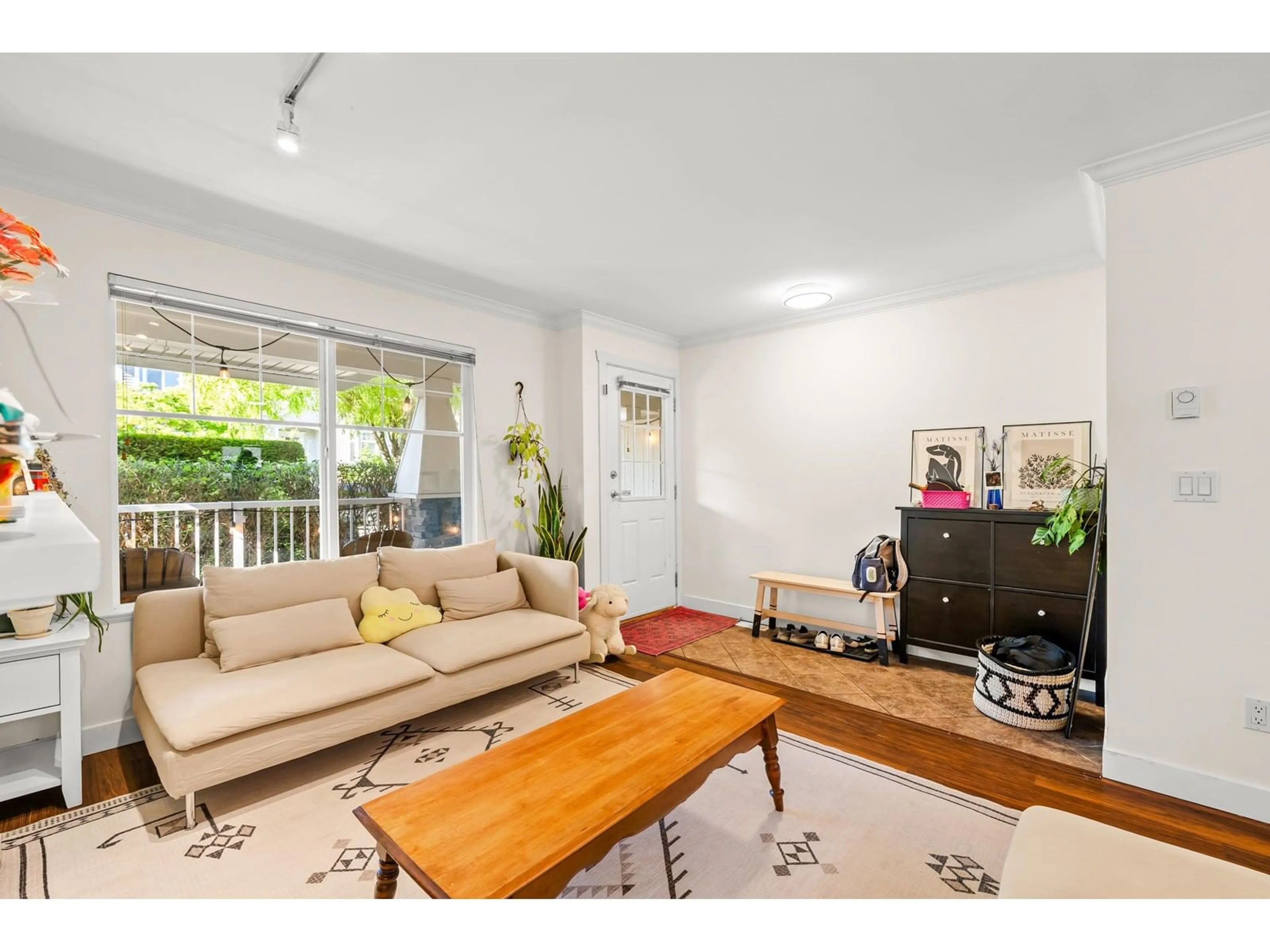 Living room with furniture, unknown for 10 - 6568 193B, Surrey British Columbia V4N5S2