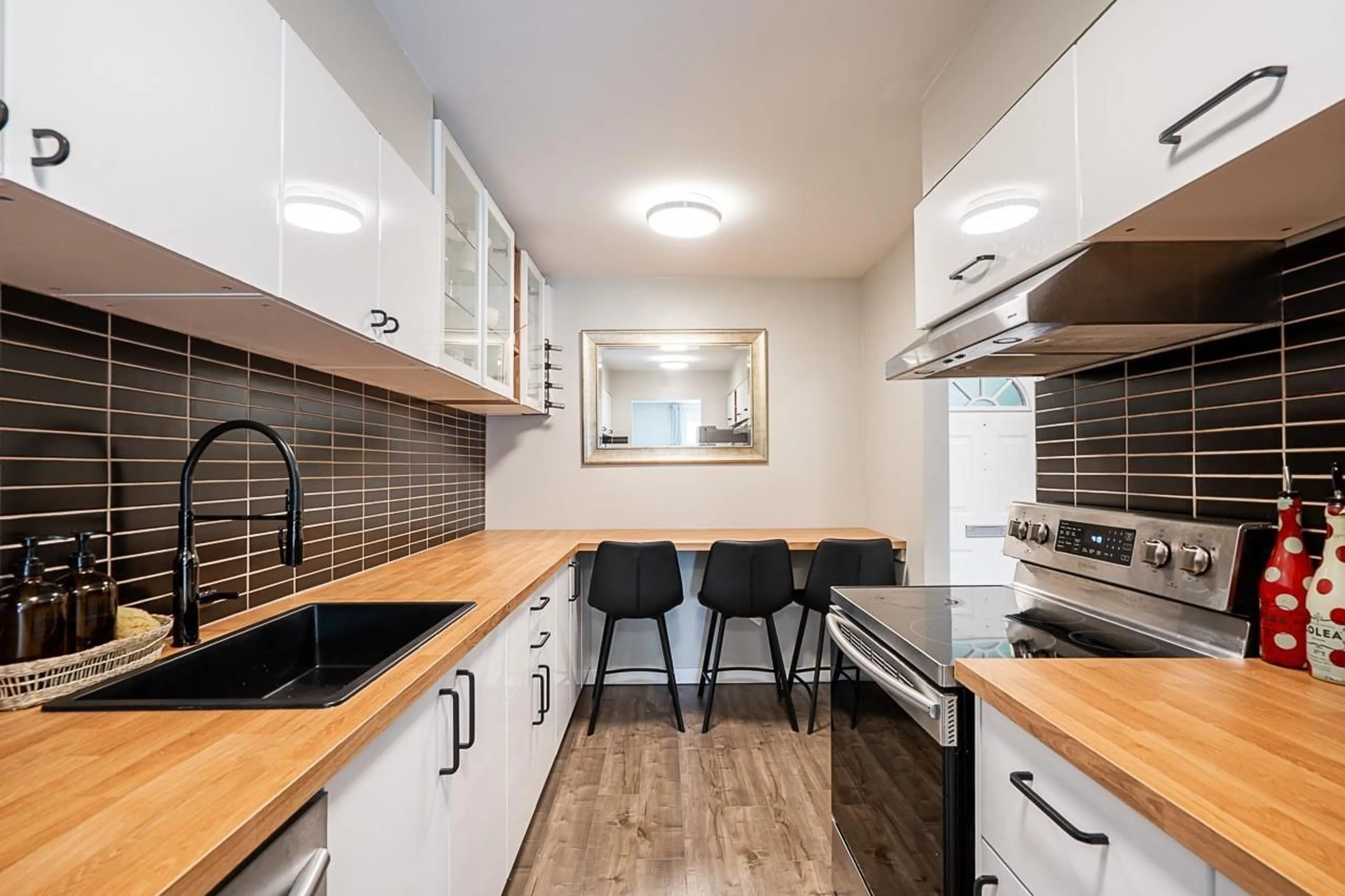 Standard kitchen, wood/laminate floor for 203 - 5191 203, Langley British Columbia V3A1V6