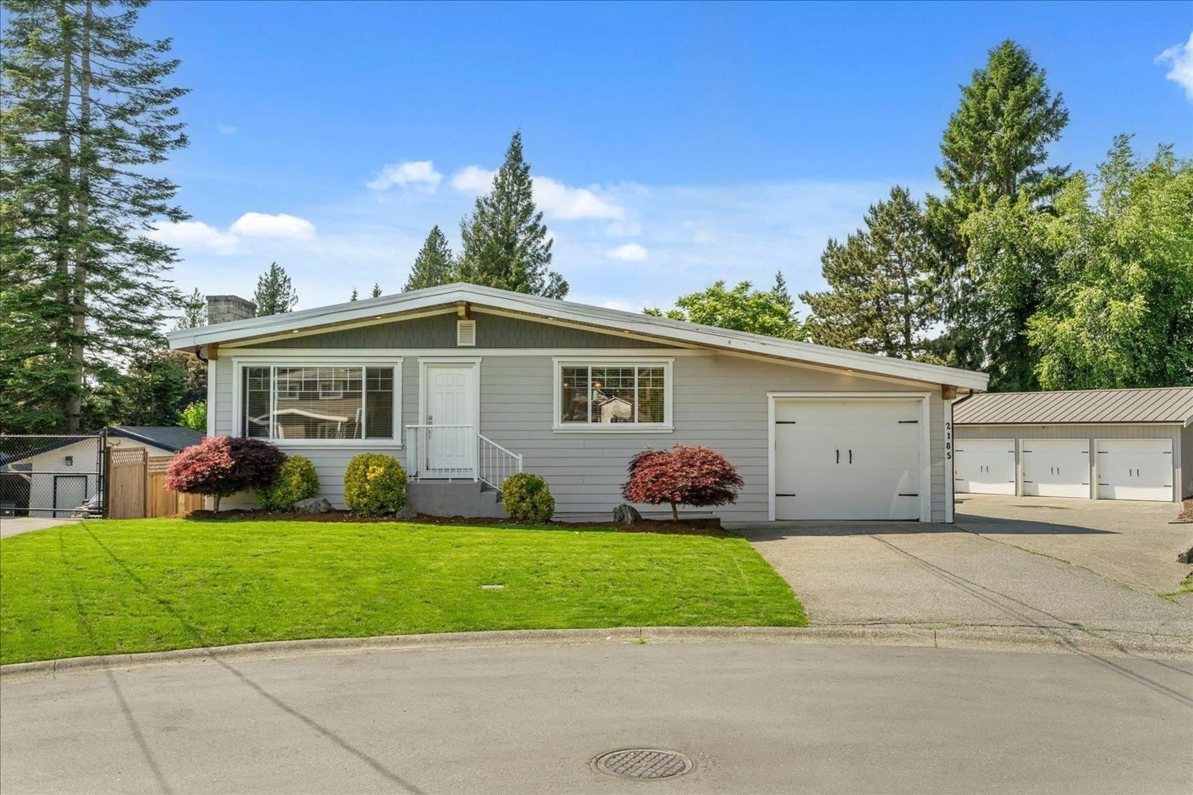 Home with vinyl exterior material, street for 2185 MOSS, Abbotsford British Columbia V2S4Y5