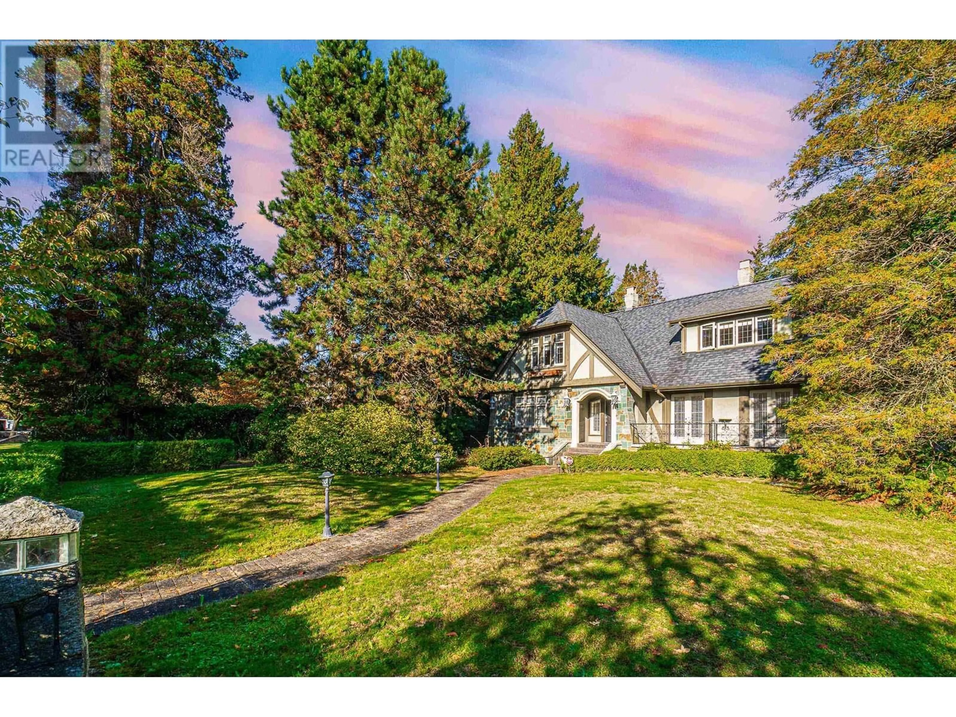 A pic from outside/outdoor area/front of a property/back of a property/a pic from drone, unknown for 1667 40TH AVENUE, Vancouver British Columbia V6M1W1