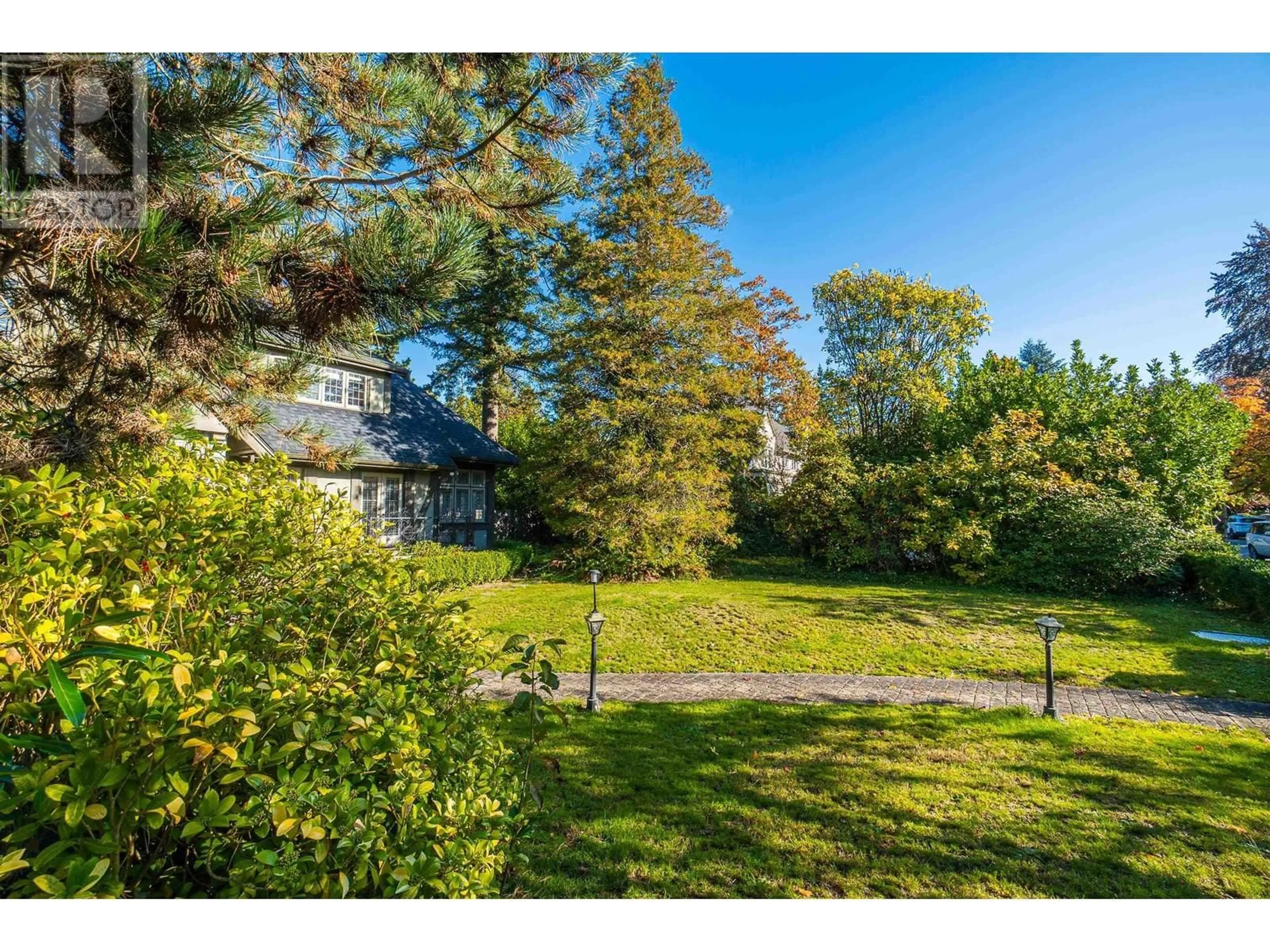 A pic from outside/outdoor area/front of a property/back of a property/a pic from drone, forest/trees view for 1667 40TH AVENUE, Vancouver British Columbia V6M1W1