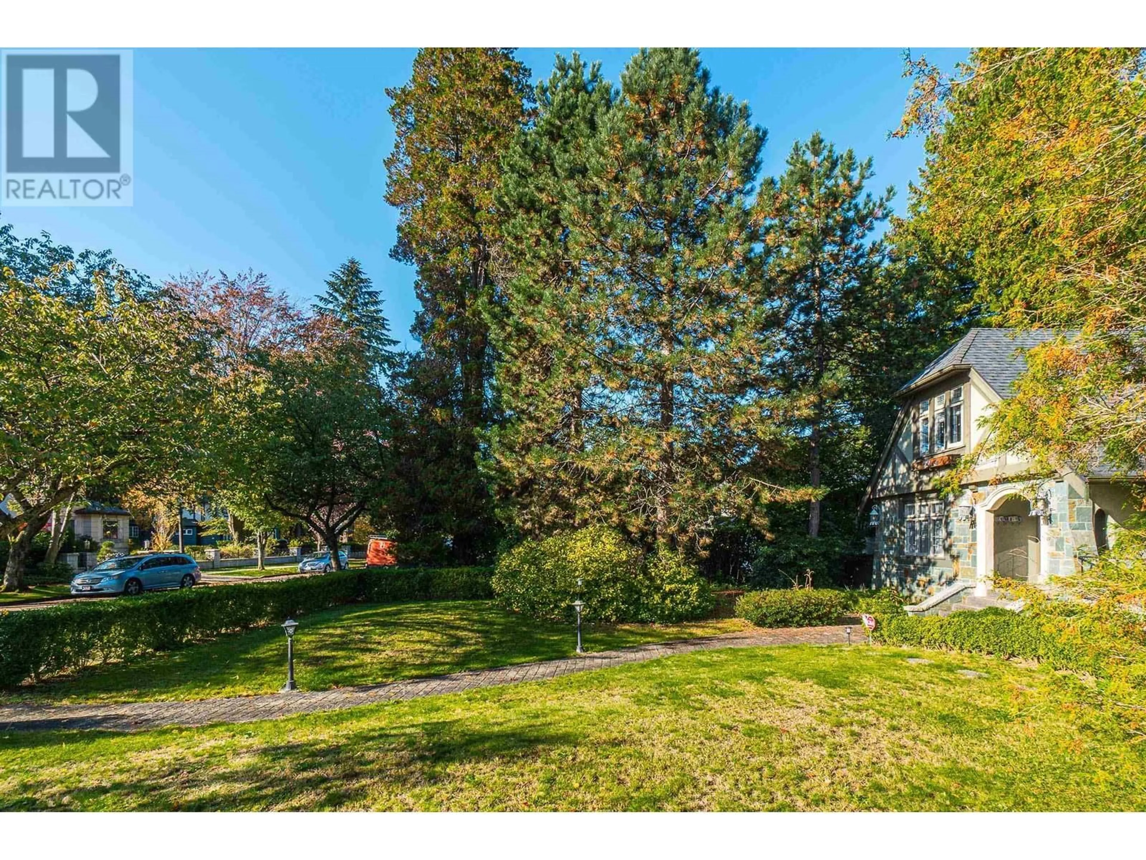 A pic from outside/outdoor area/front of a property/back of a property/a pic from drone, street for 1667 40TH AVENUE, Vancouver British Columbia V6M1W1