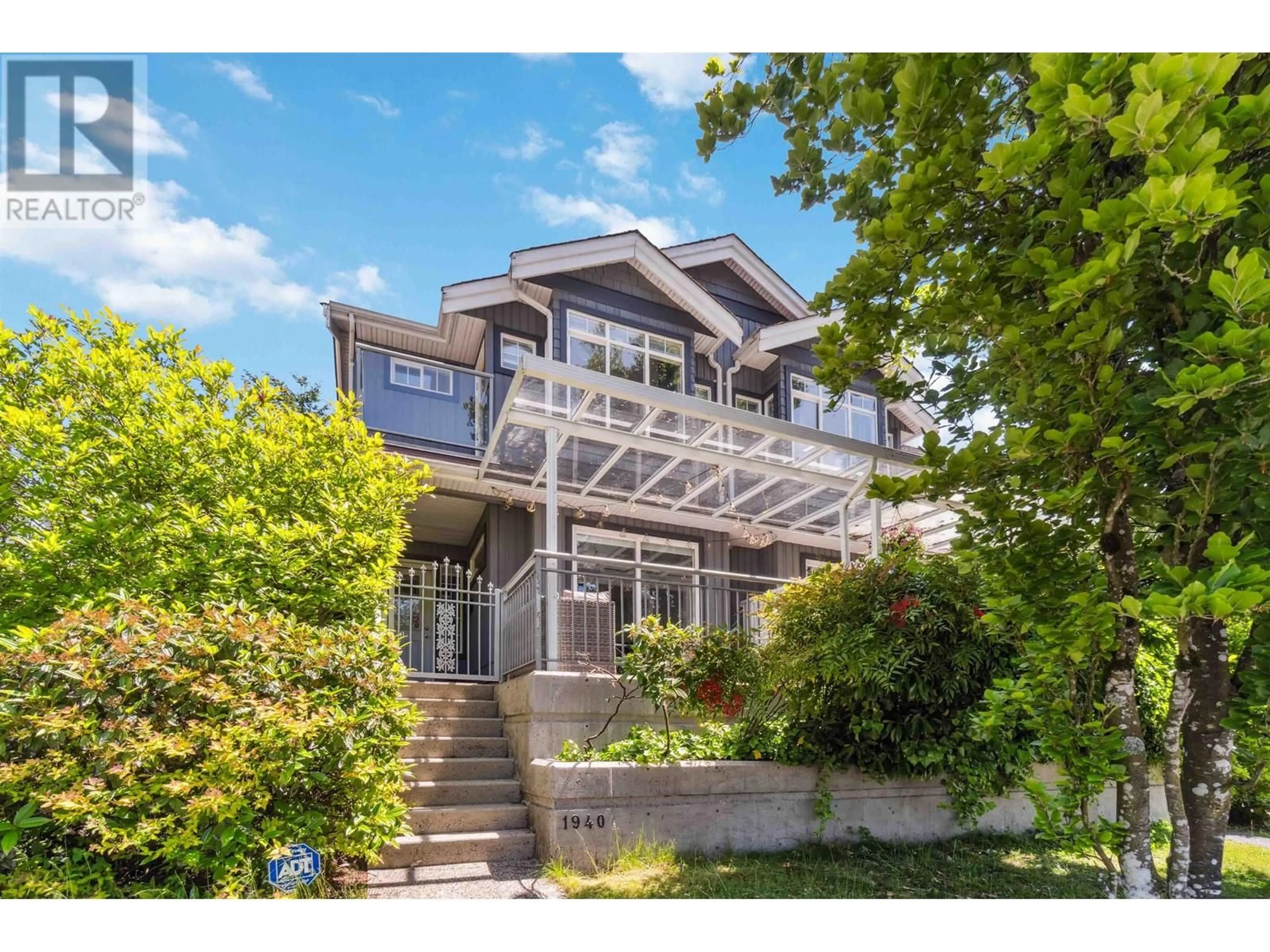 Home with vinyl exterior material, street for 1 - 1940 CHESTERFIELD AVENUE, North Vancouver British Columbia V7M2P5