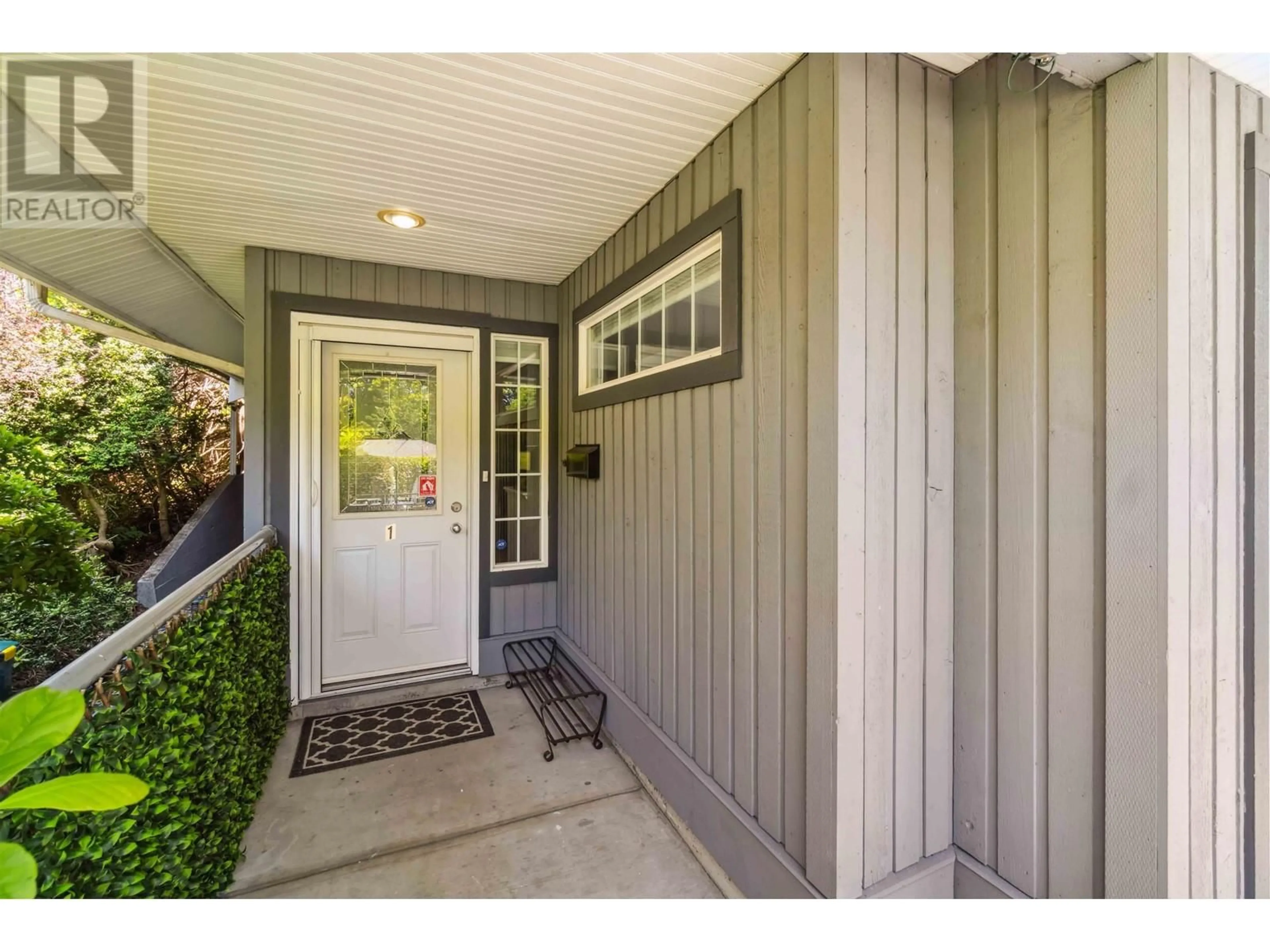 Indoor entryway for 1 - 1940 CHESTERFIELD AVENUE, North Vancouver British Columbia V7M2P5