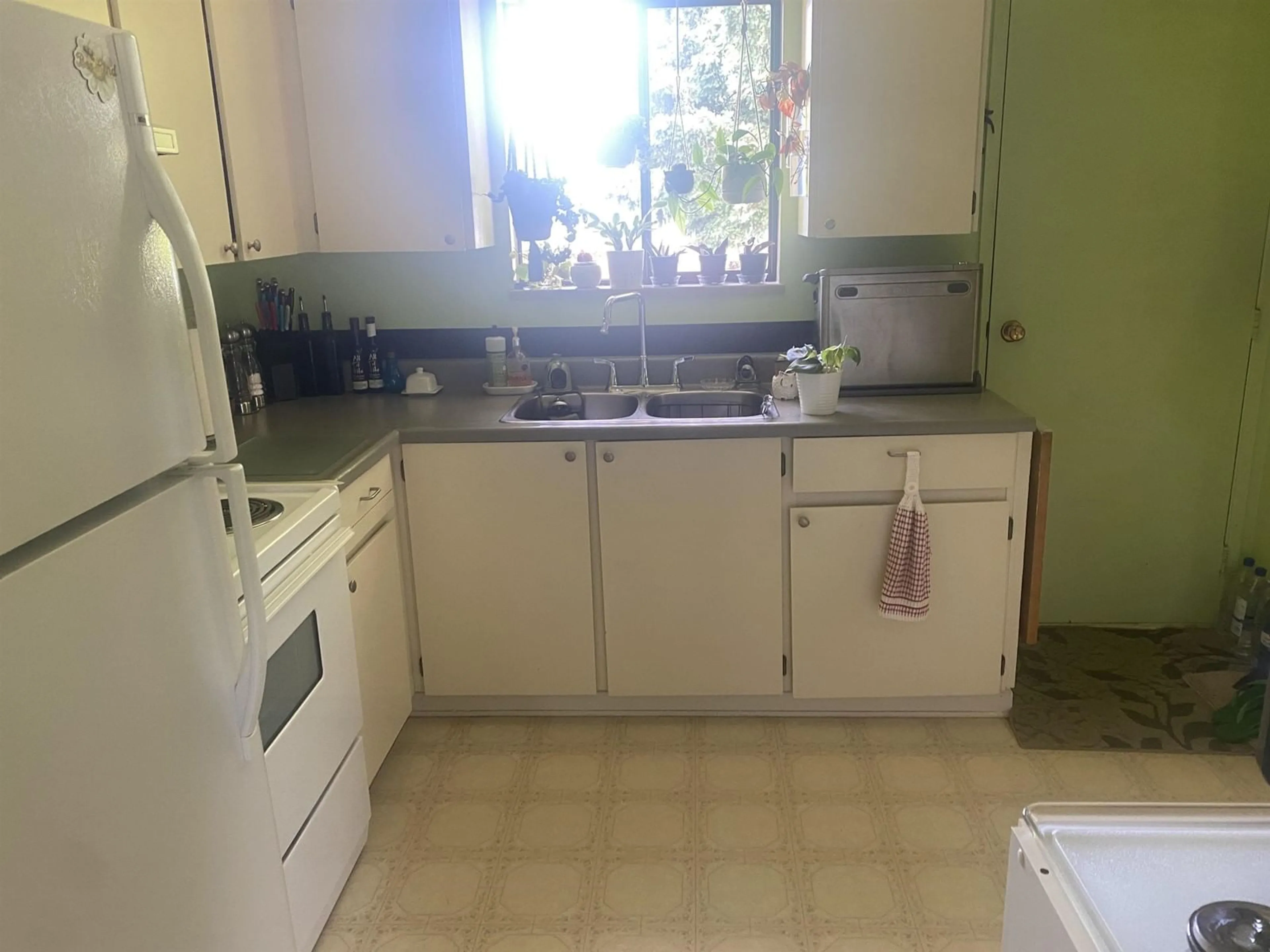 Standard kitchen, unknown for 7917 FULMAR, Mission British Columbia V2V5N5