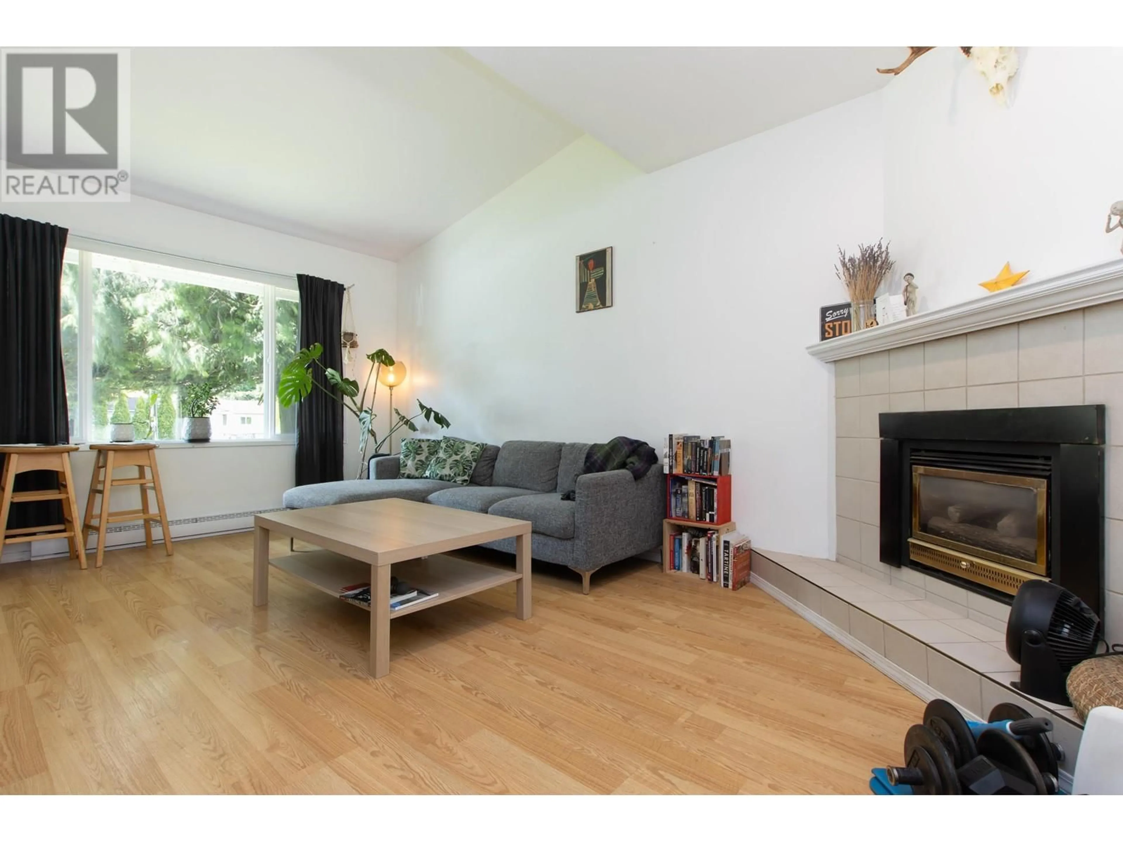 Living room with furniture, wood/laminate floor for 39710 GOVERNMENT ROAD, Squamish British Columbia V8B0A5