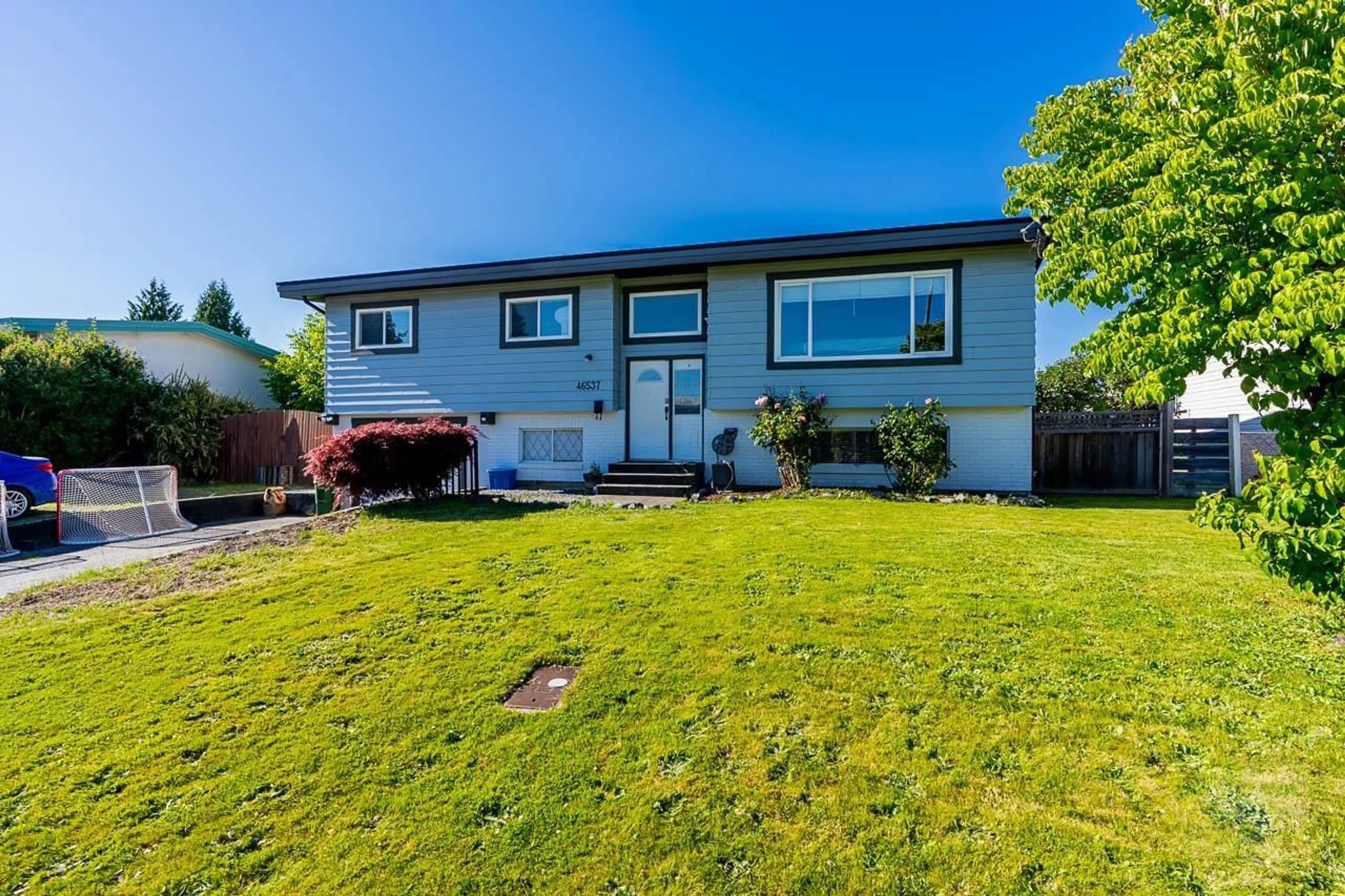 Home with vinyl exterior material, street for 46537 ANDERSON AVENUE, Chilliwack British Columbia V2P3T8