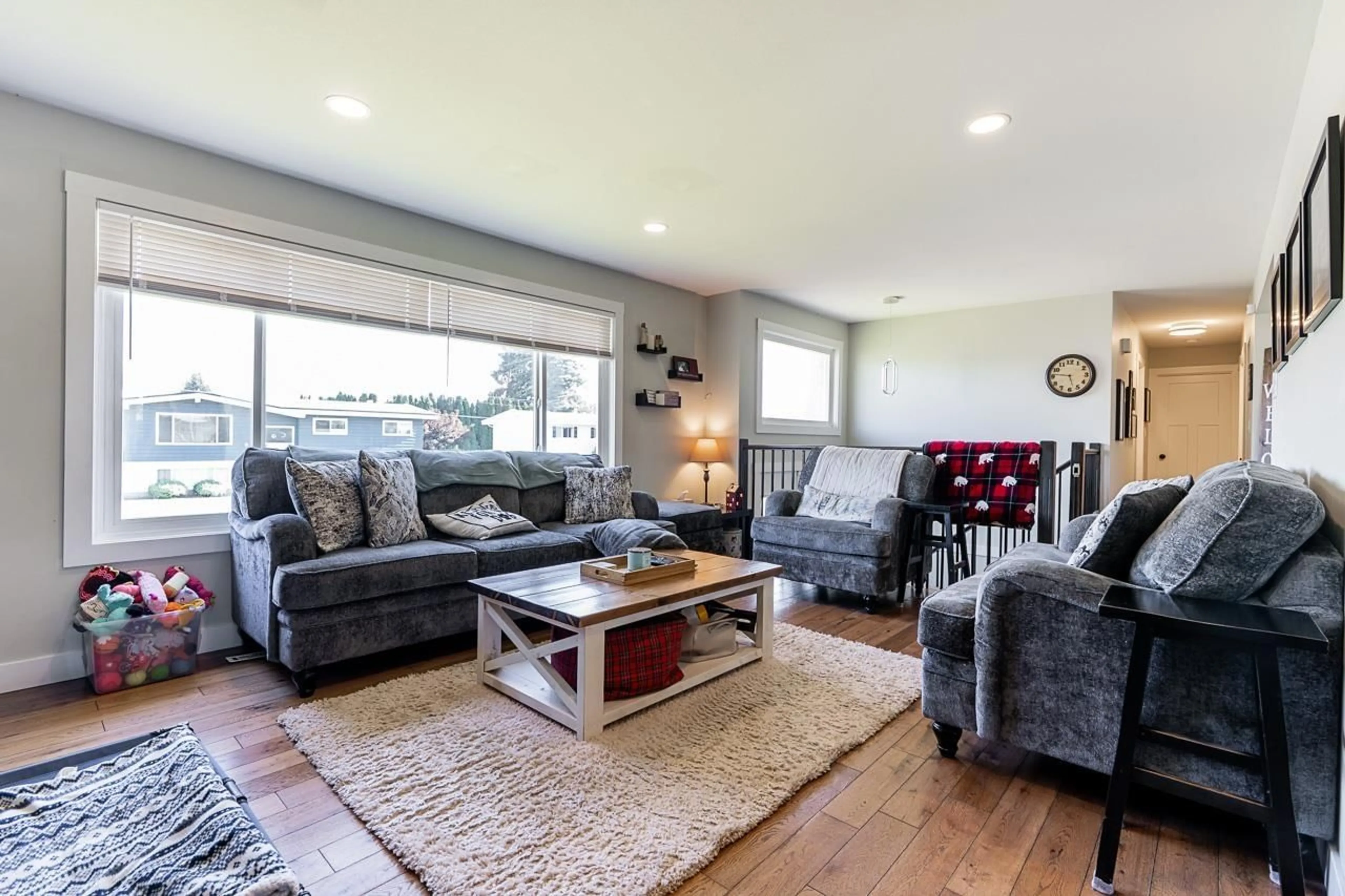 Living room with furniture, unknown for 46537 ANDERSON AVENUE, Chilliwack British Columbia V2P3T8