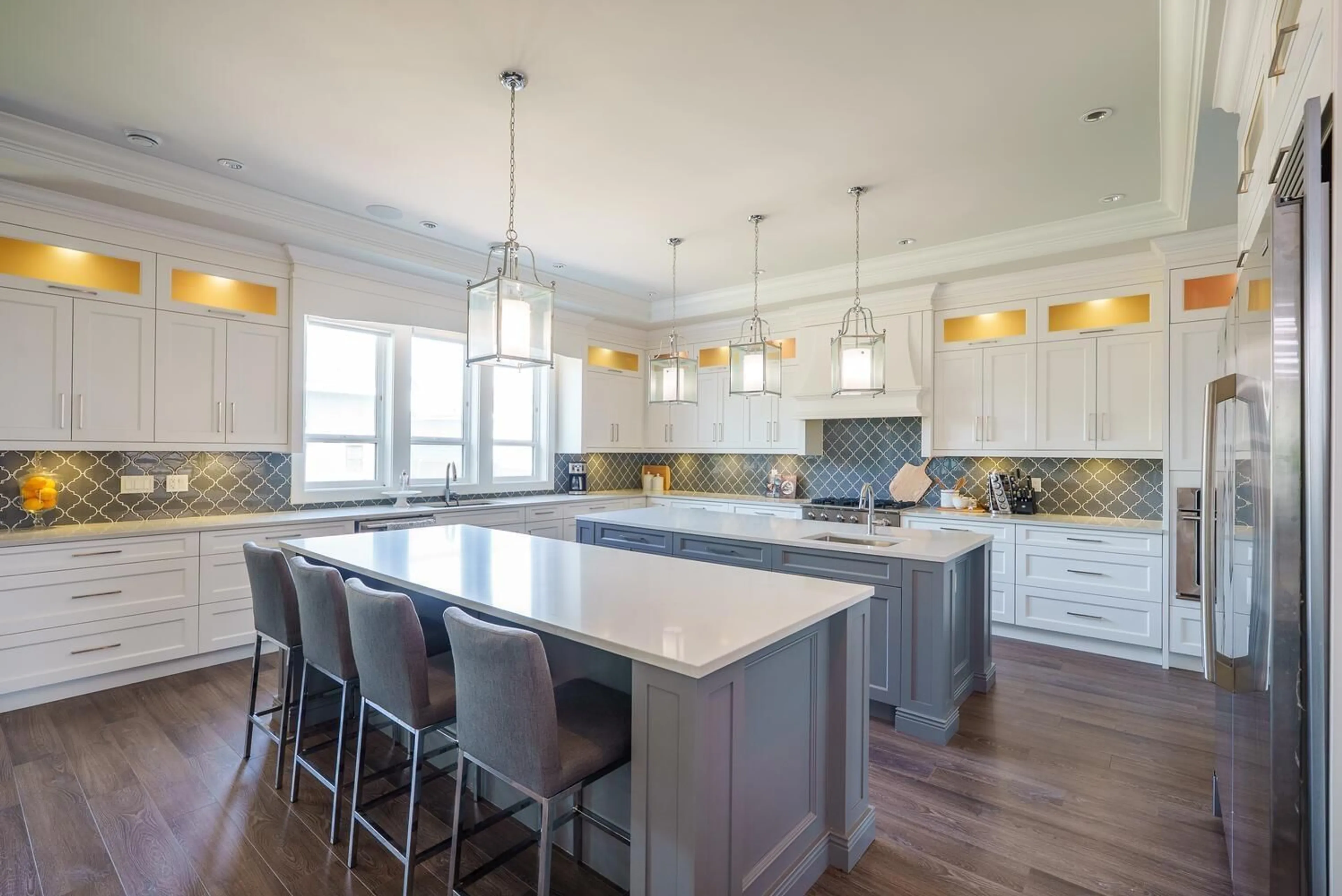 Open concept kitchen, ceramic/tile floor for 18679 54A, Surrey British Columbia V3S8R7