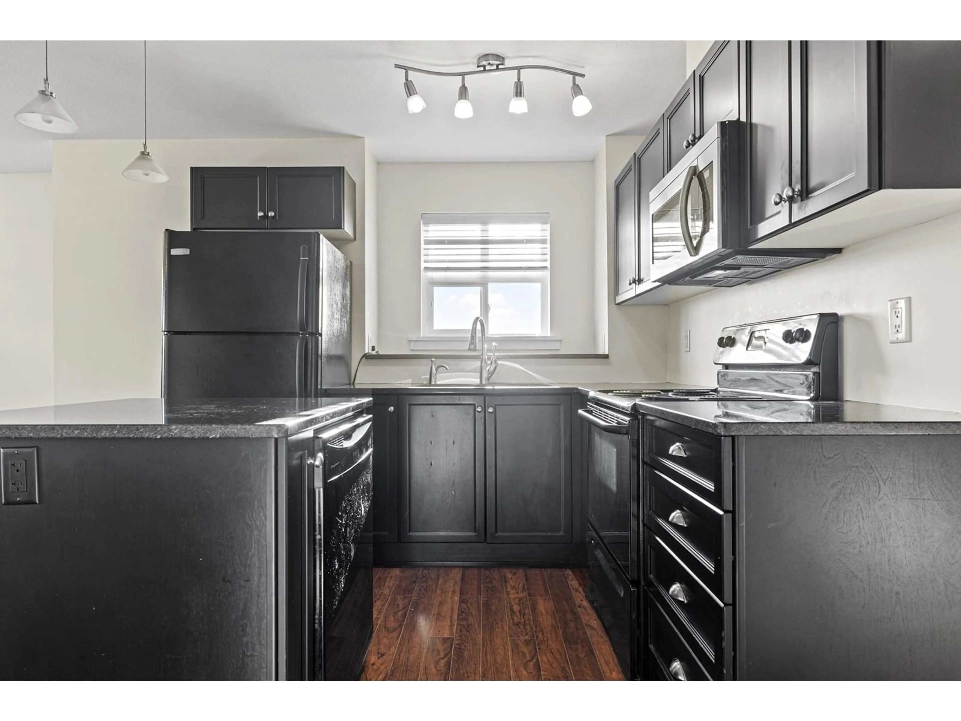 Standard kitchen, wood/laminate floor for 319 - 30525 CARDINAL, Abbotsford British Columbia V2T0A8