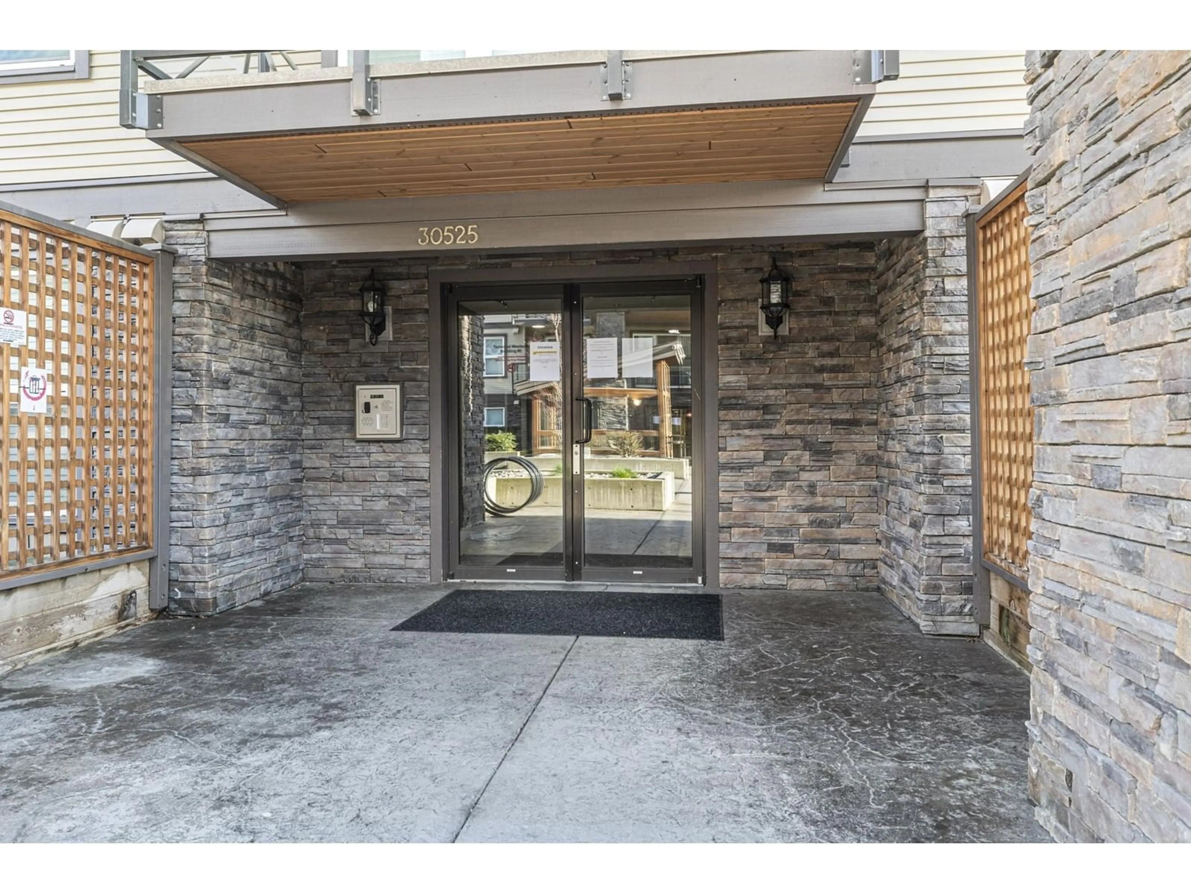 Indoor foyer for 319 - 30525 CARDINAL, Abbotsford British Columbia V2T0A8