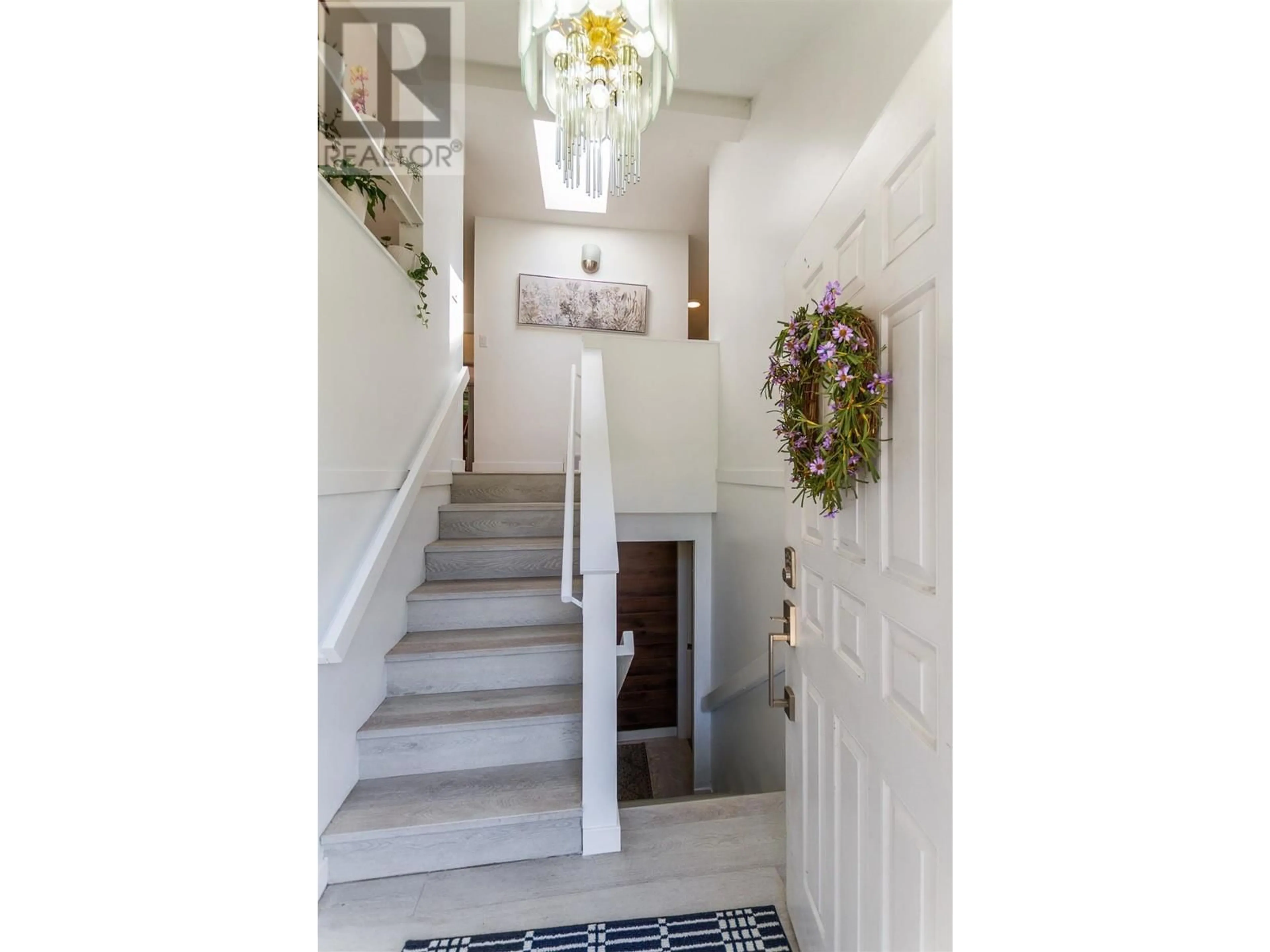 Indoor entryway for 2170 CAPILANO ROAD, North Vancouver British Columbia V7P3B9
