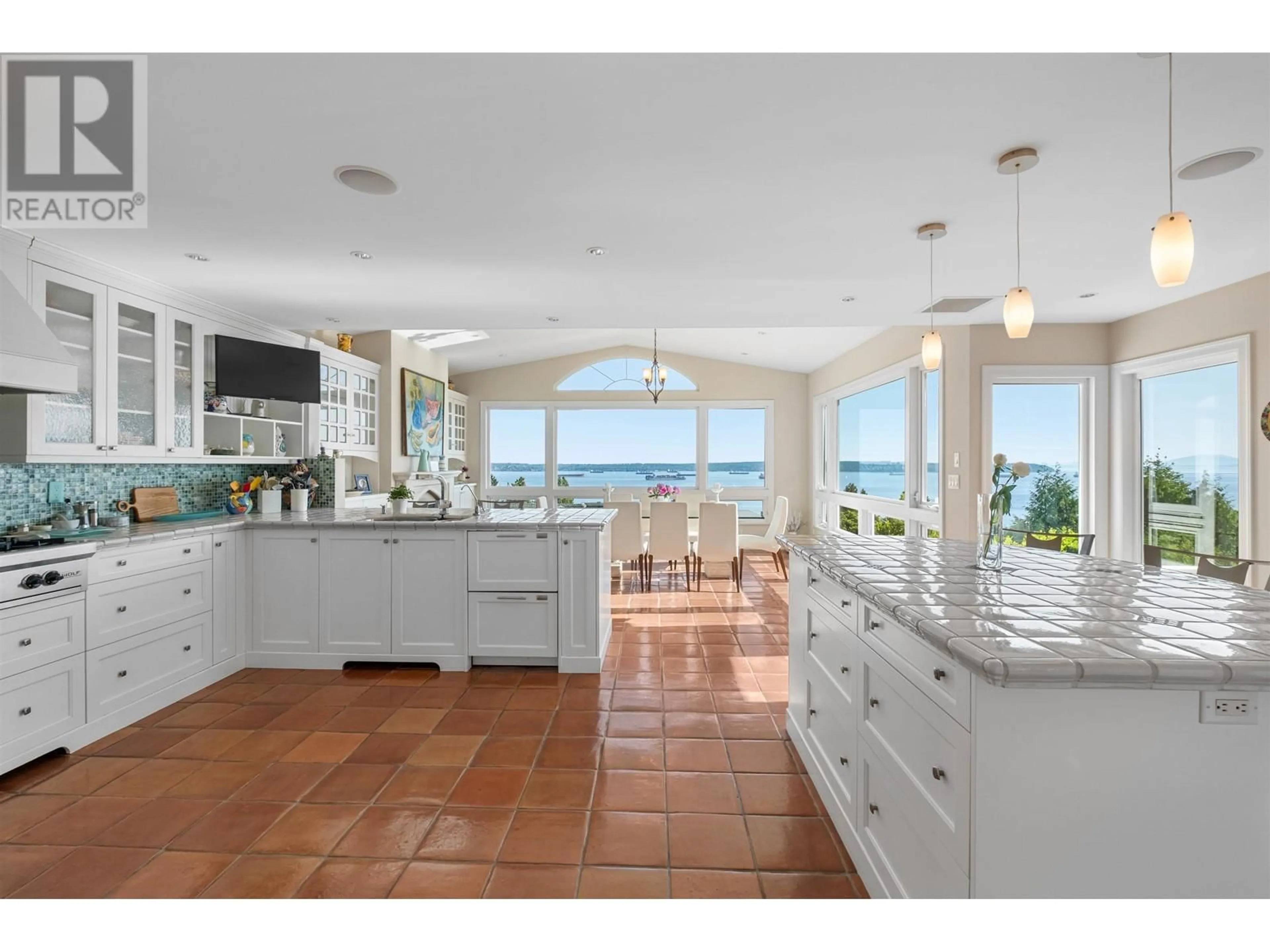 Open concept kitchen, ceramic/tile floor for 2632 OTTAWA AVENUE, West Vancouver British Columbia V7V2T5