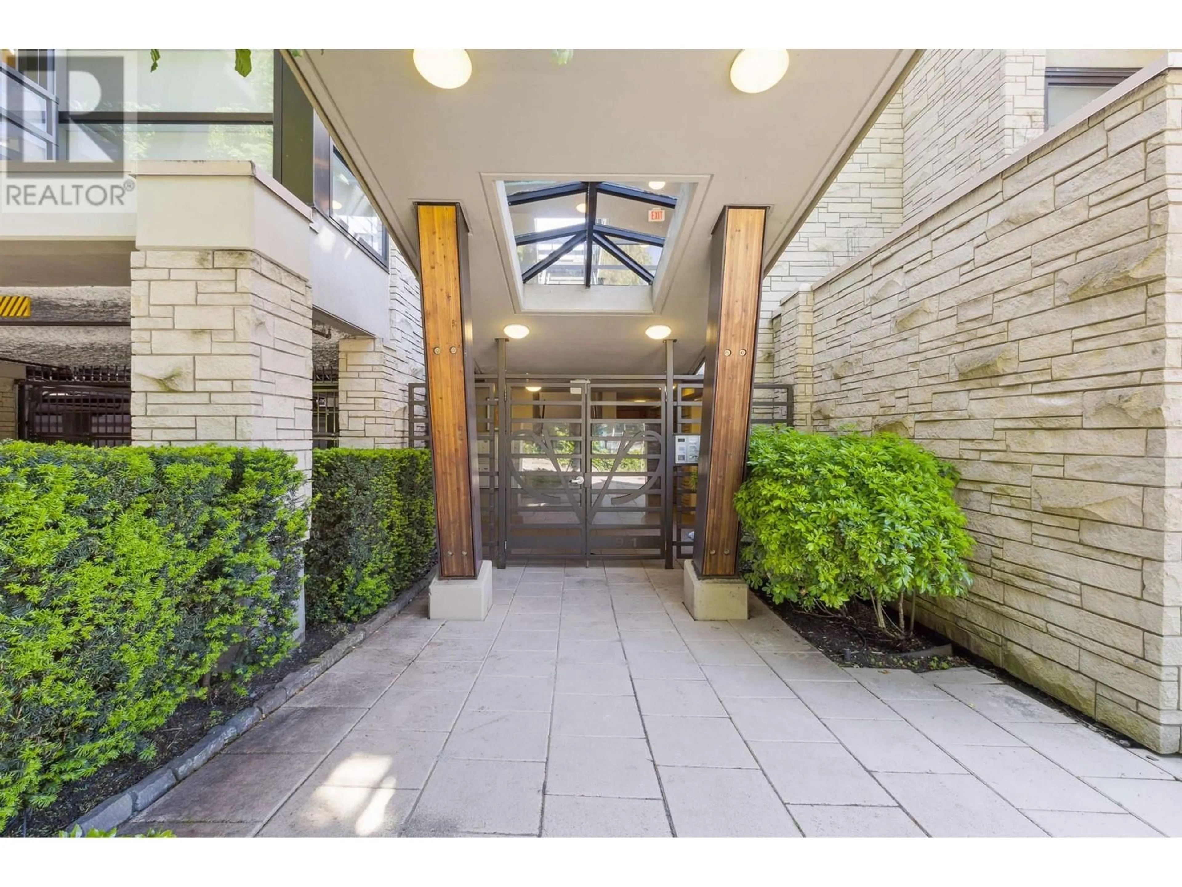 Indoor foyer for 10 - 1891 MARINE DRIVE, West Vancouver British Columbia V7V1J7