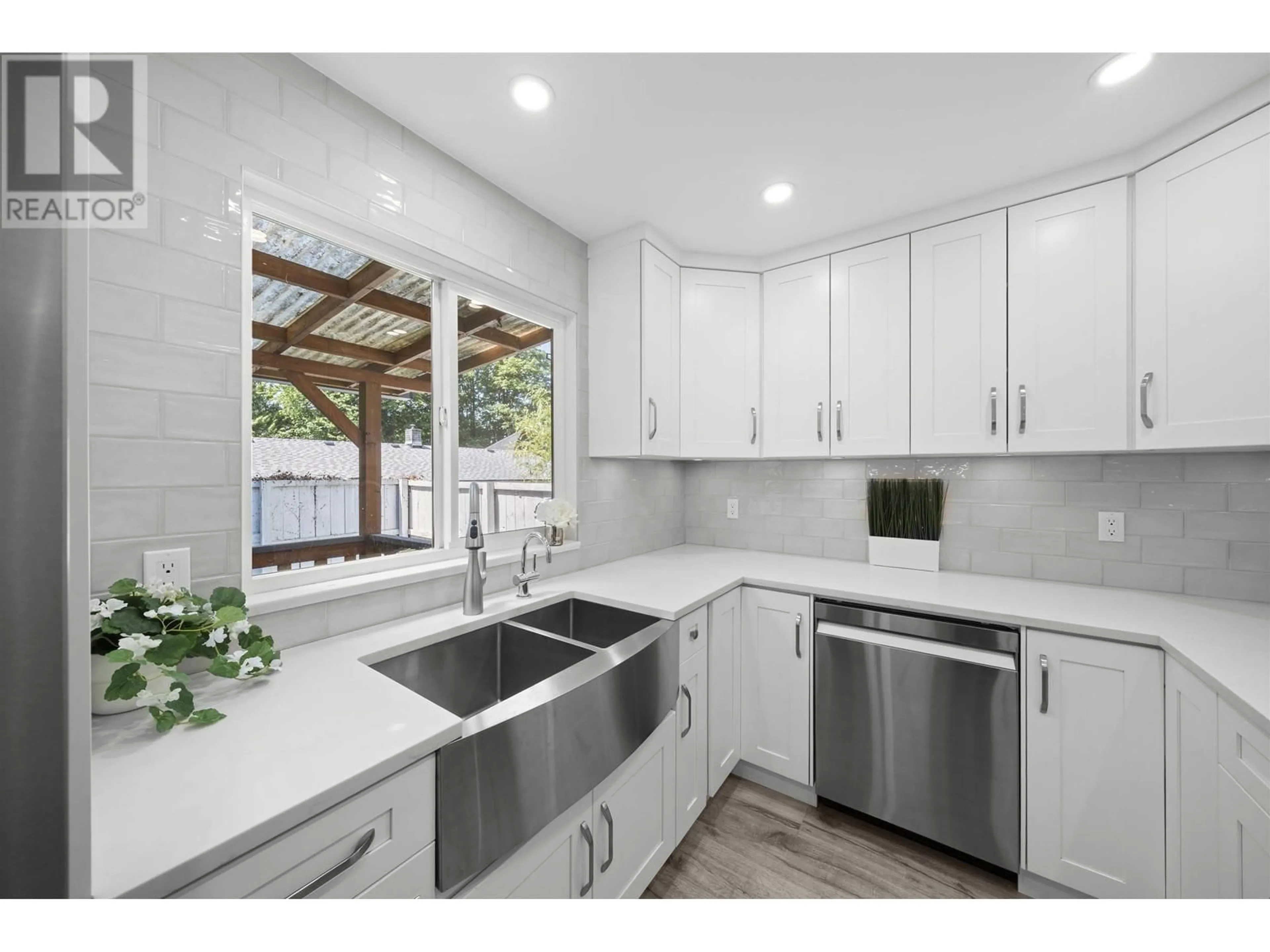 Open concept kitchen, ceramic/tile floor for 8 - 12123 222 STREET, Maple Ridge British Columbia V2X5W4