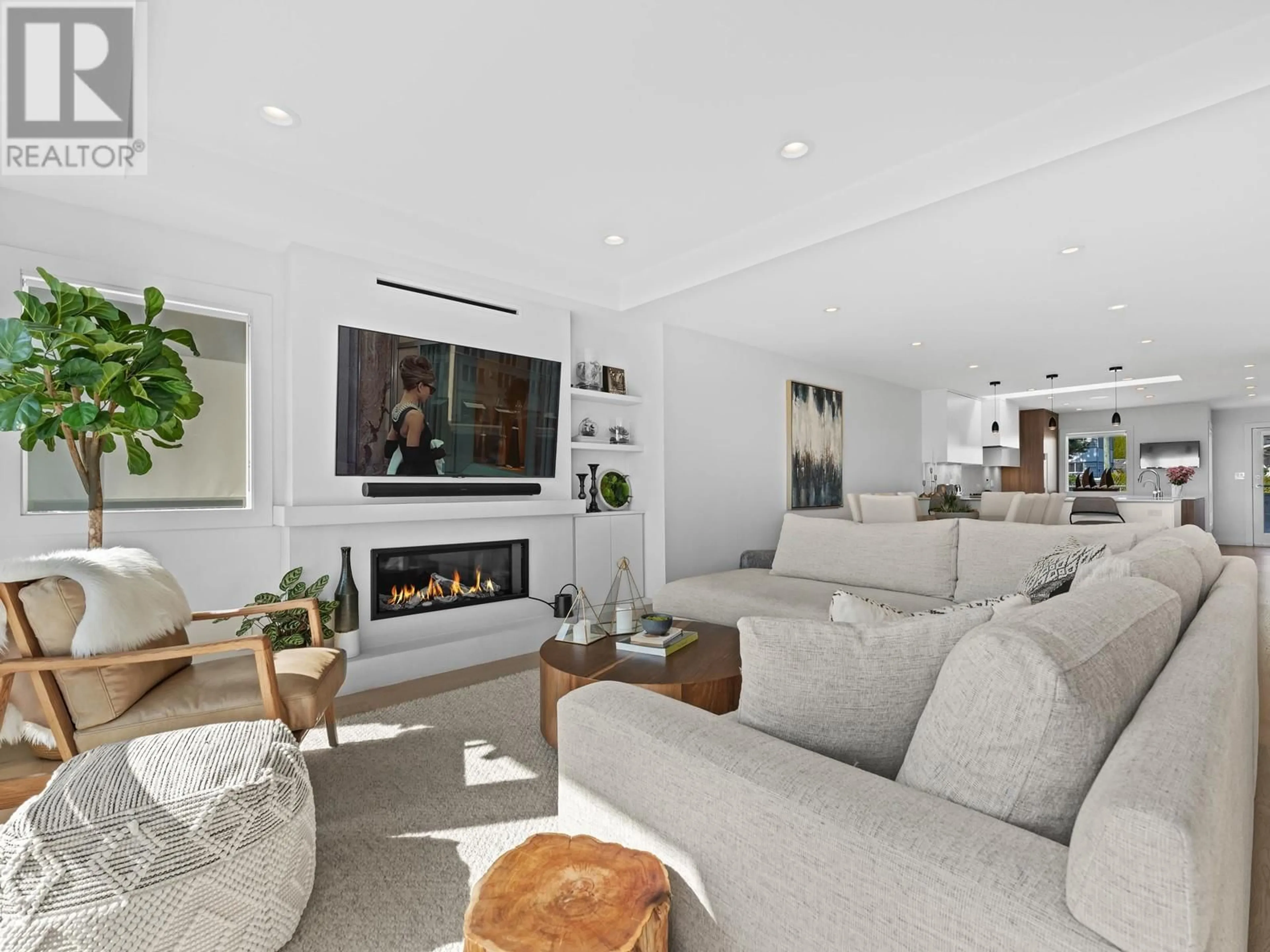Living room with furniture, unknown for 2526 MARINE DRIVE, West Vancouver British Columbia V7V1L4