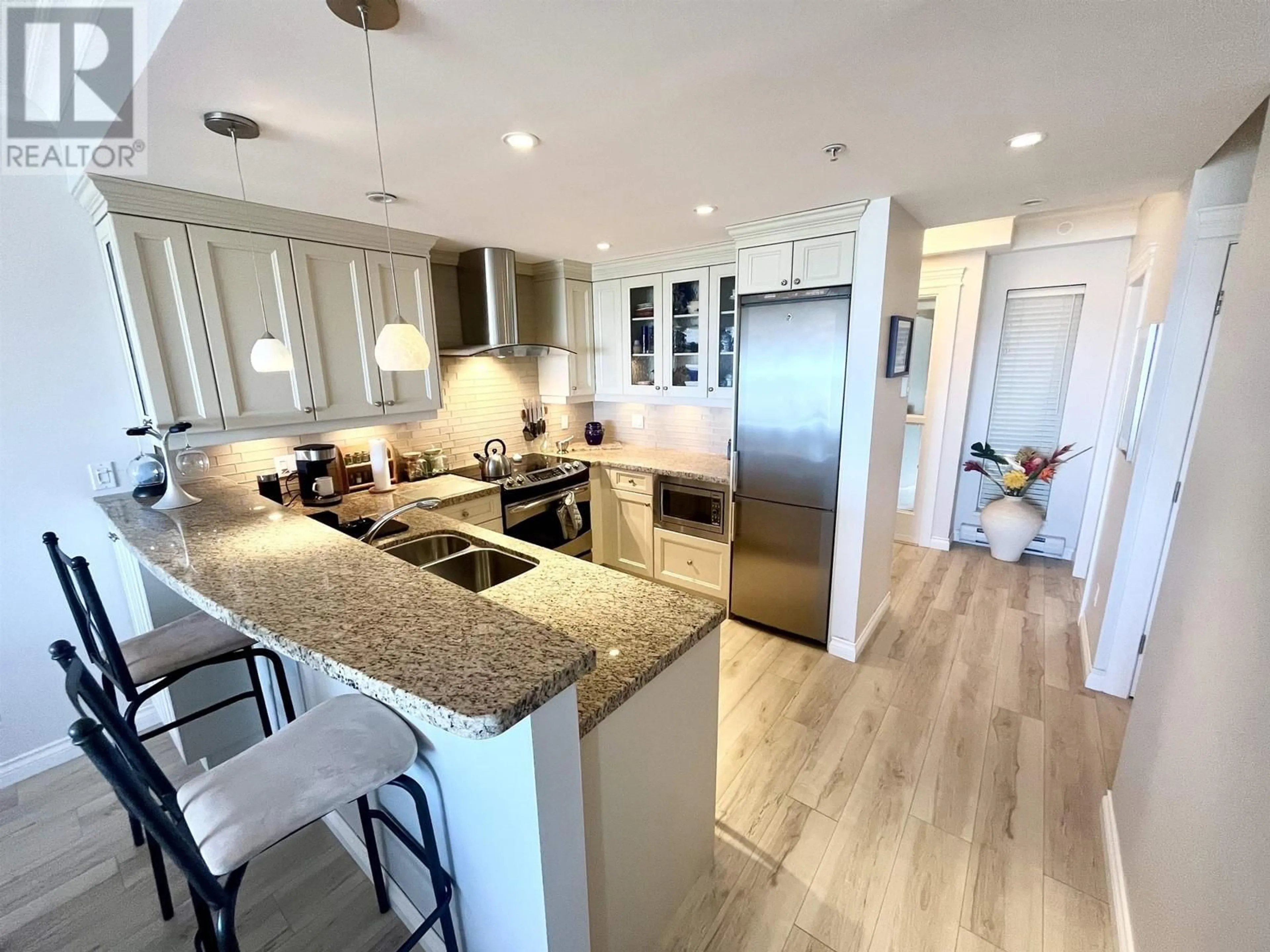 Open concept kitchen, ceramic/tile floor for 207 - 1120 TSATSU SHORES DRIVE, Tsawwassen British Columbia V4M4G3