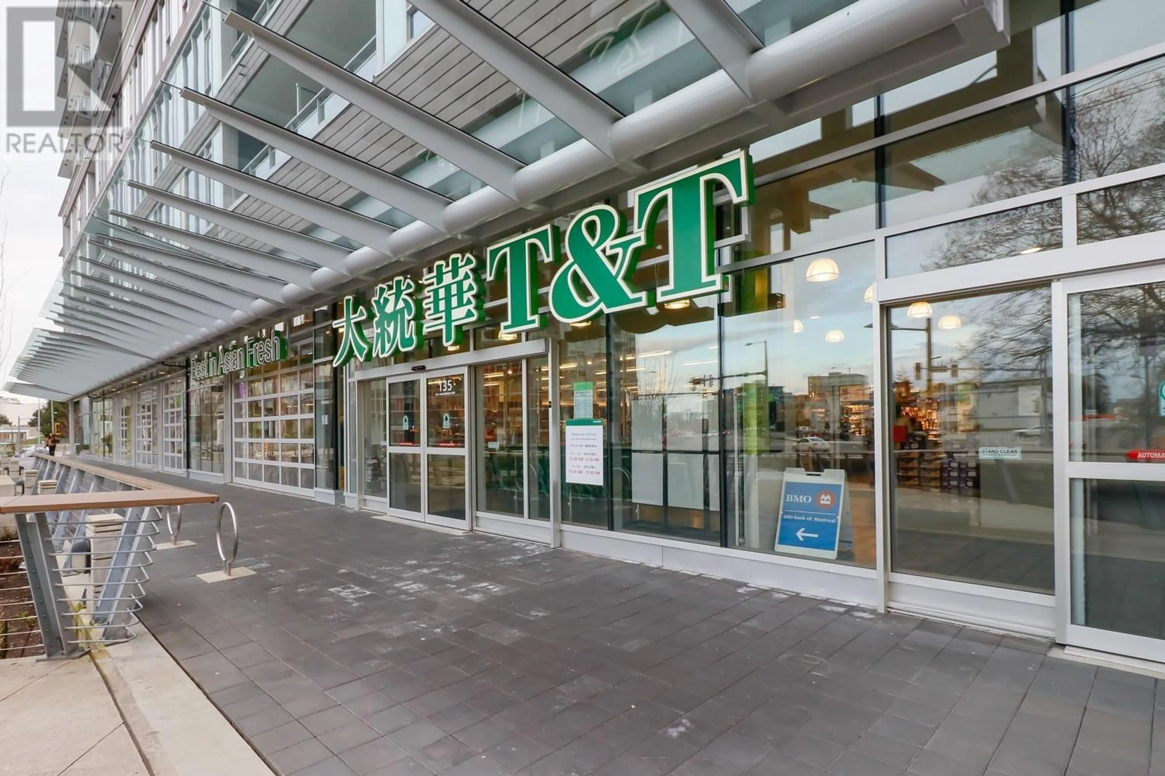 Indoor foyer for 6016 - 5511 HOLLYBRIDGE WAY, Richmond British Columbia V7C0A3