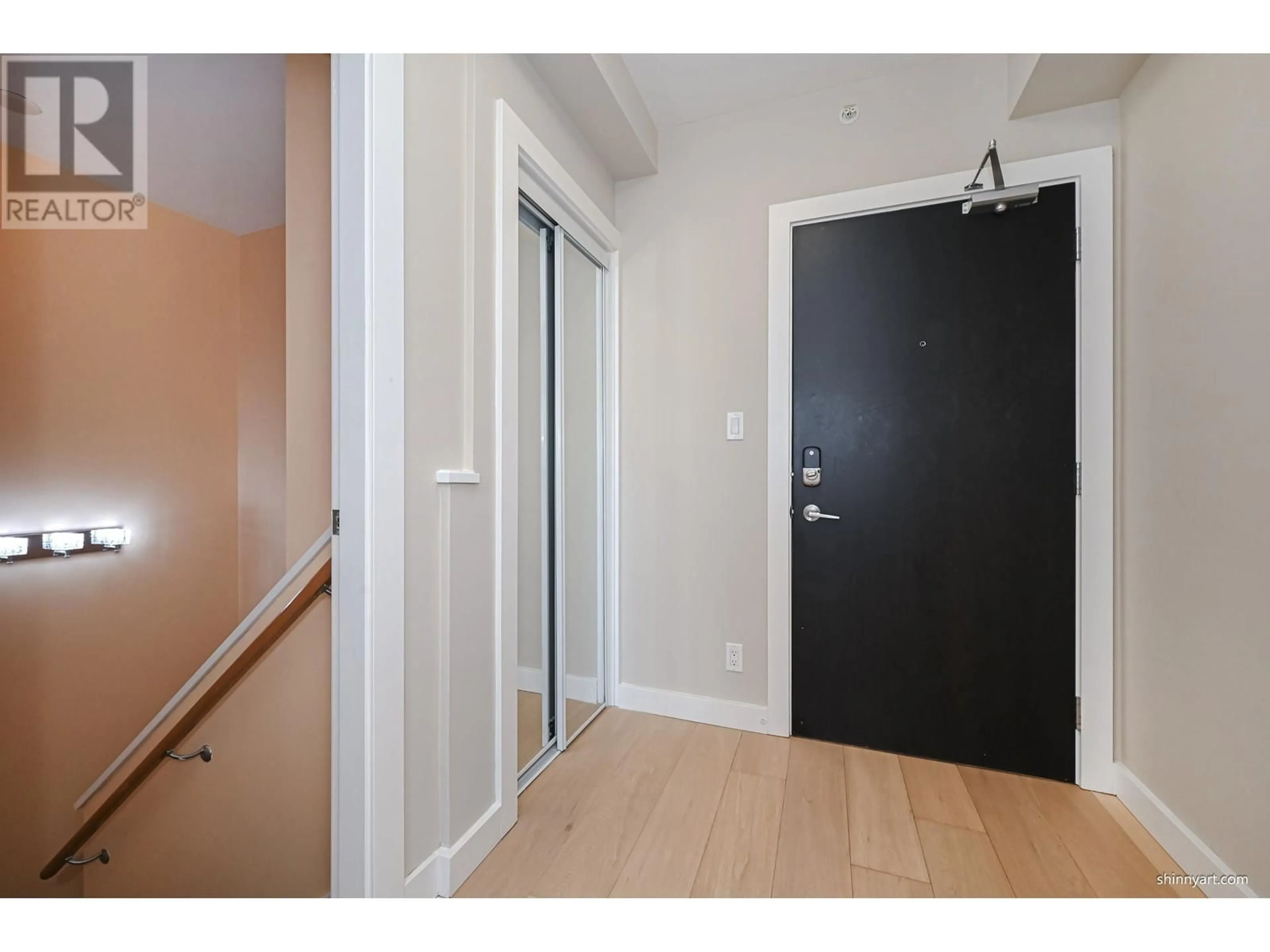 Indoor entryway for 6016 - 5511 HOLLYBRIDGE WAY, Richmond British Columbia V7C0A3