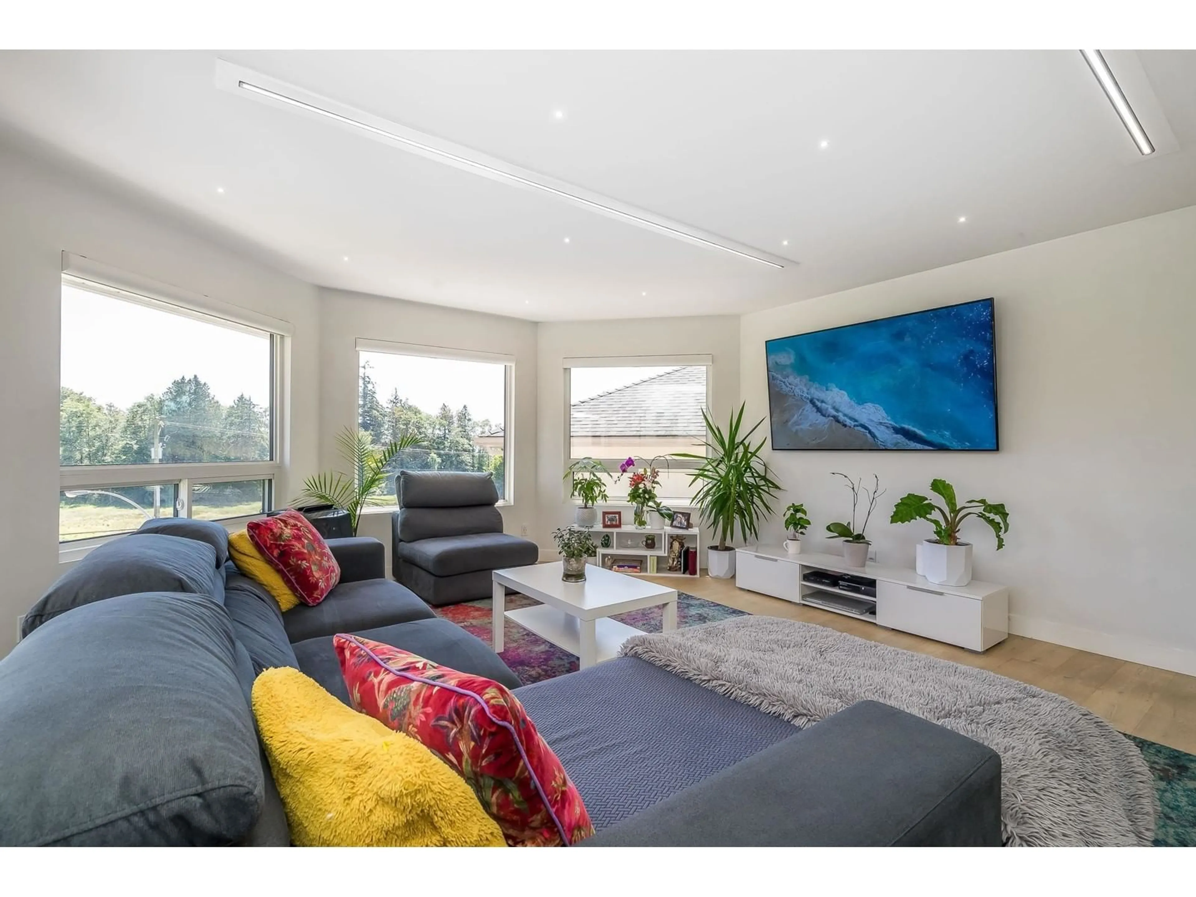 Living room with furniture, wood/laminate floor for 16055 8, Surrey British Columbia V4A1A1