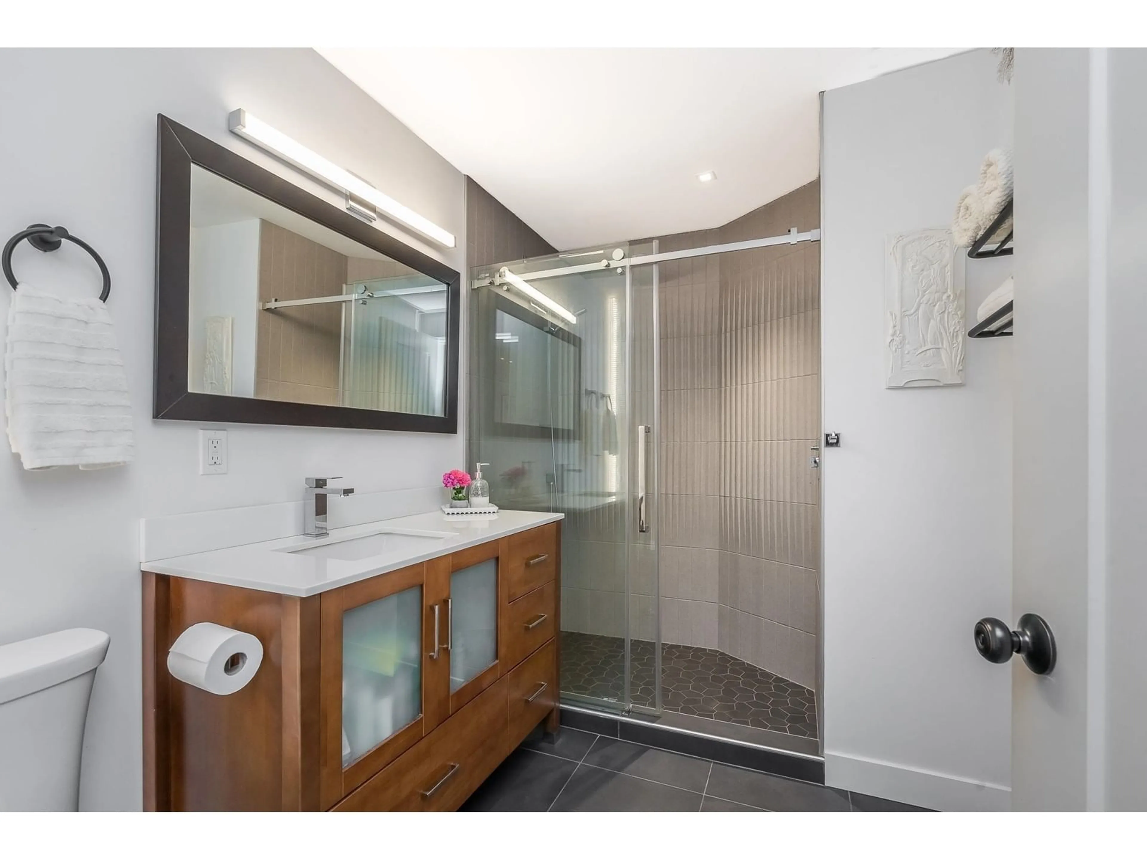 Standard bathroom, ceramic/tile floor for 16055 8, Surrey British Columbia V4A1A1