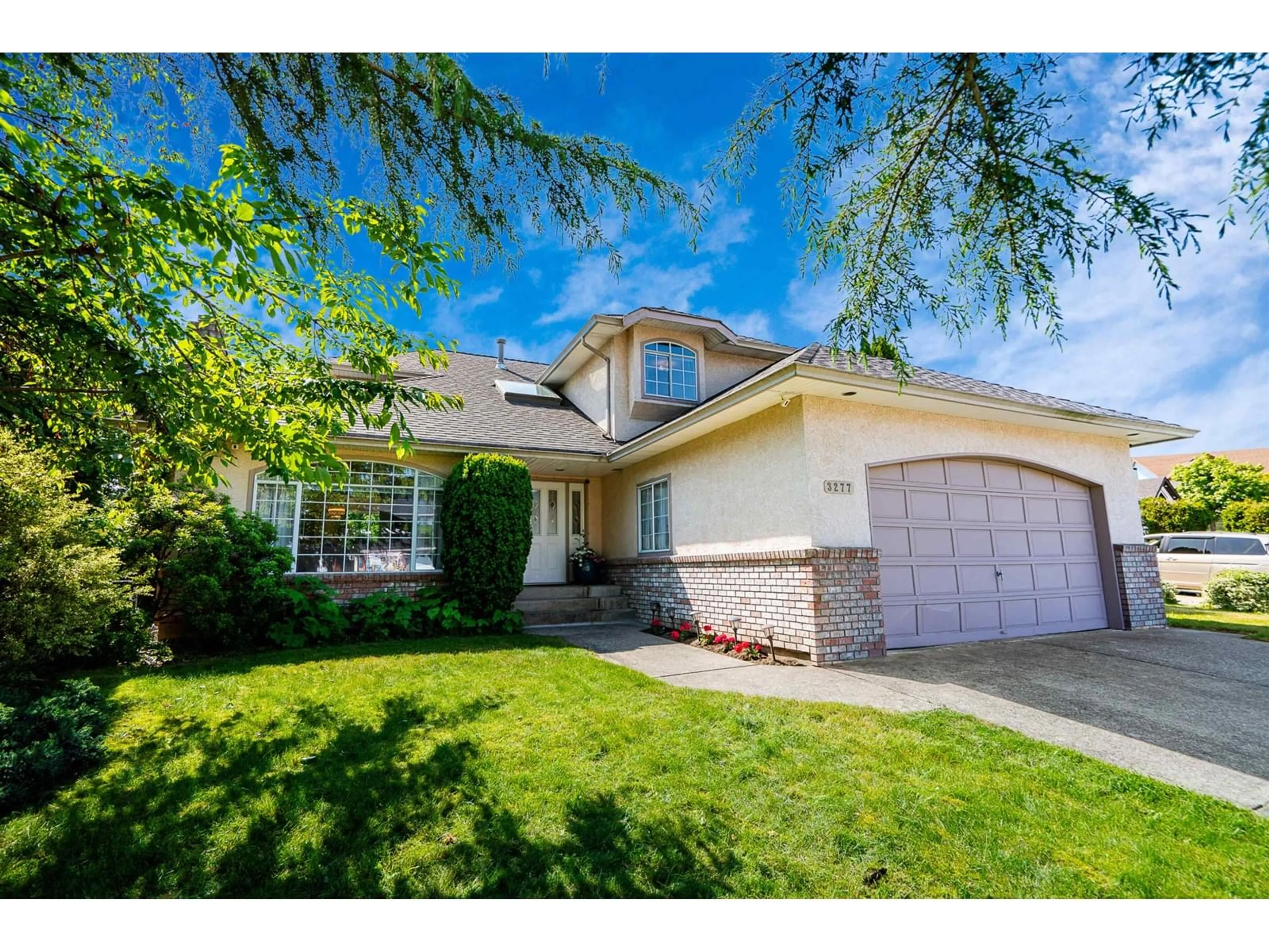 Home with vinyl exterior material, street for 3277 NADEAU, Abbotsford British Columbia V2T5E9