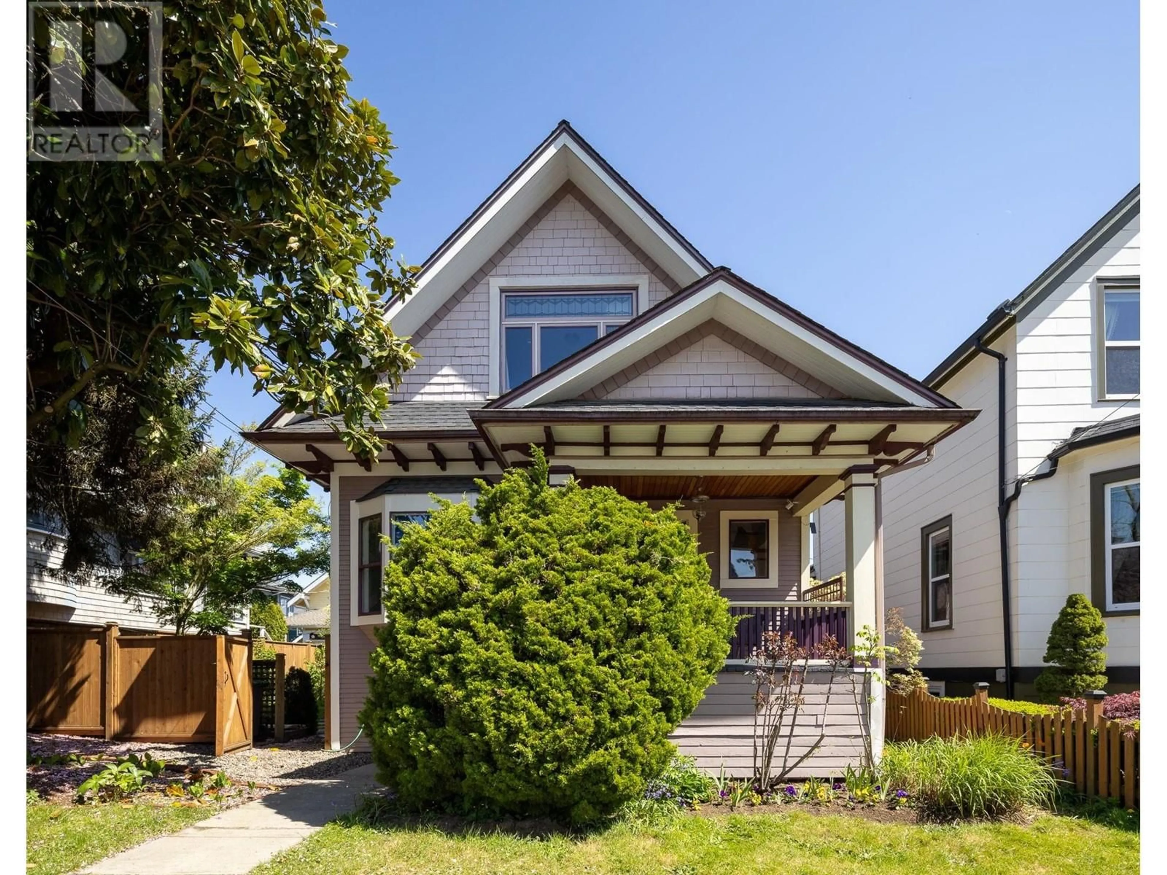 Home with vinyl exterior material, street for 329 PINE STREET, New Westminster British Columbia V3L2T1