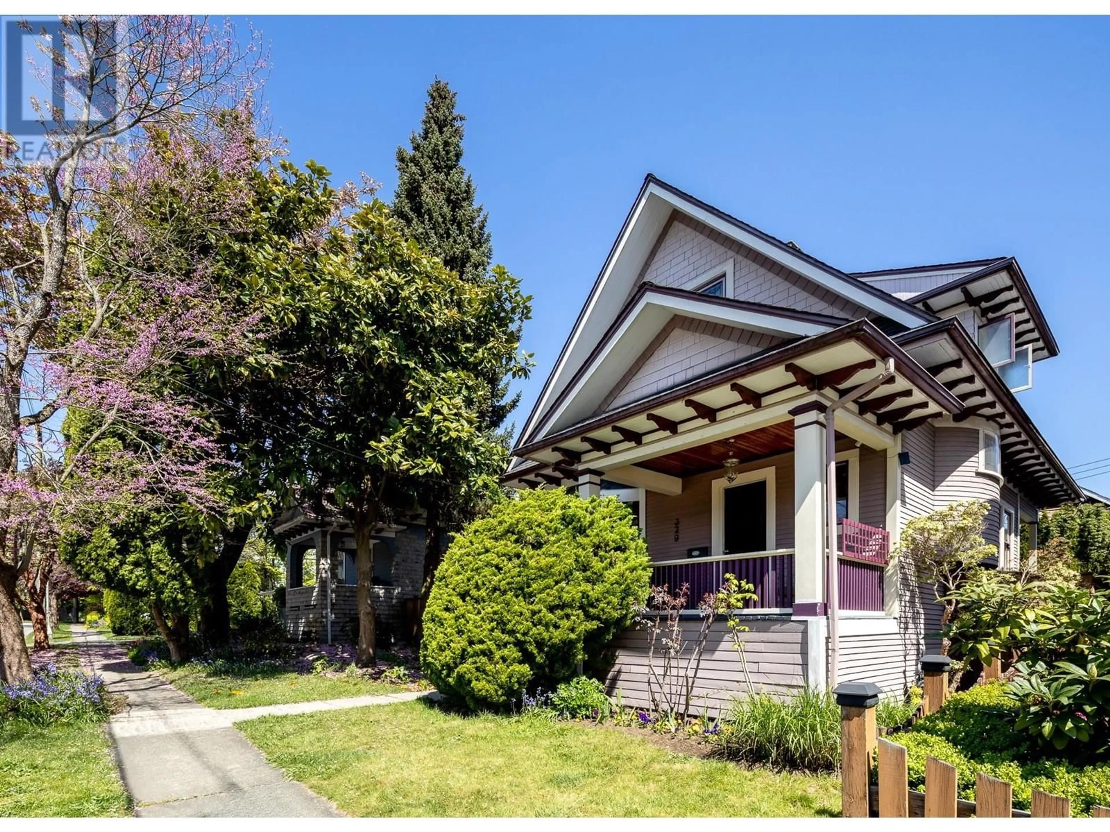 Home with vinyl exterior material, street for 329 PINE STREET, New Westminster British Columbia V3L2T1