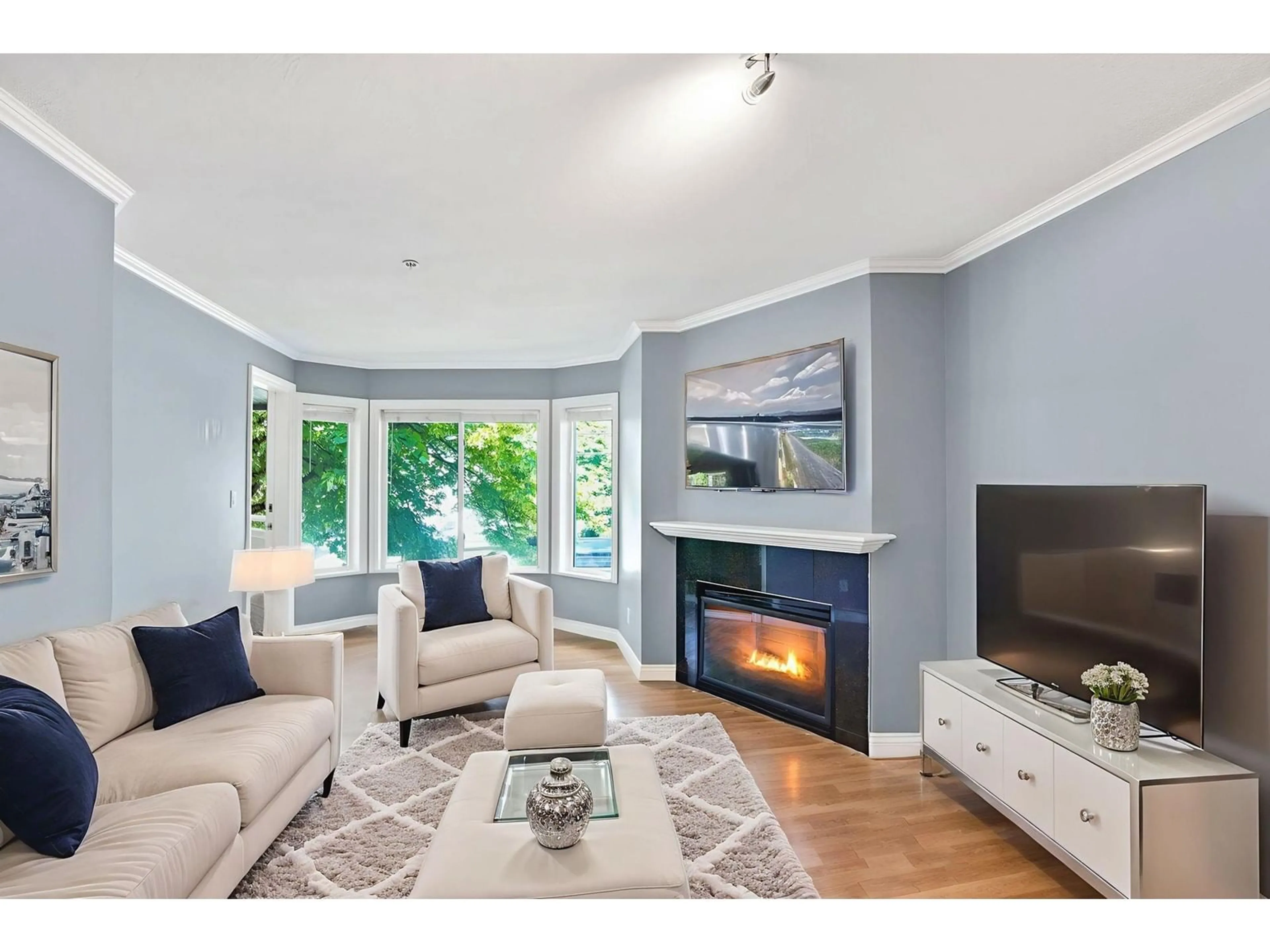 Living room with furniture, wood/laminate floor for 212 - 12110 80, Surrey British Columbia V3W0V2