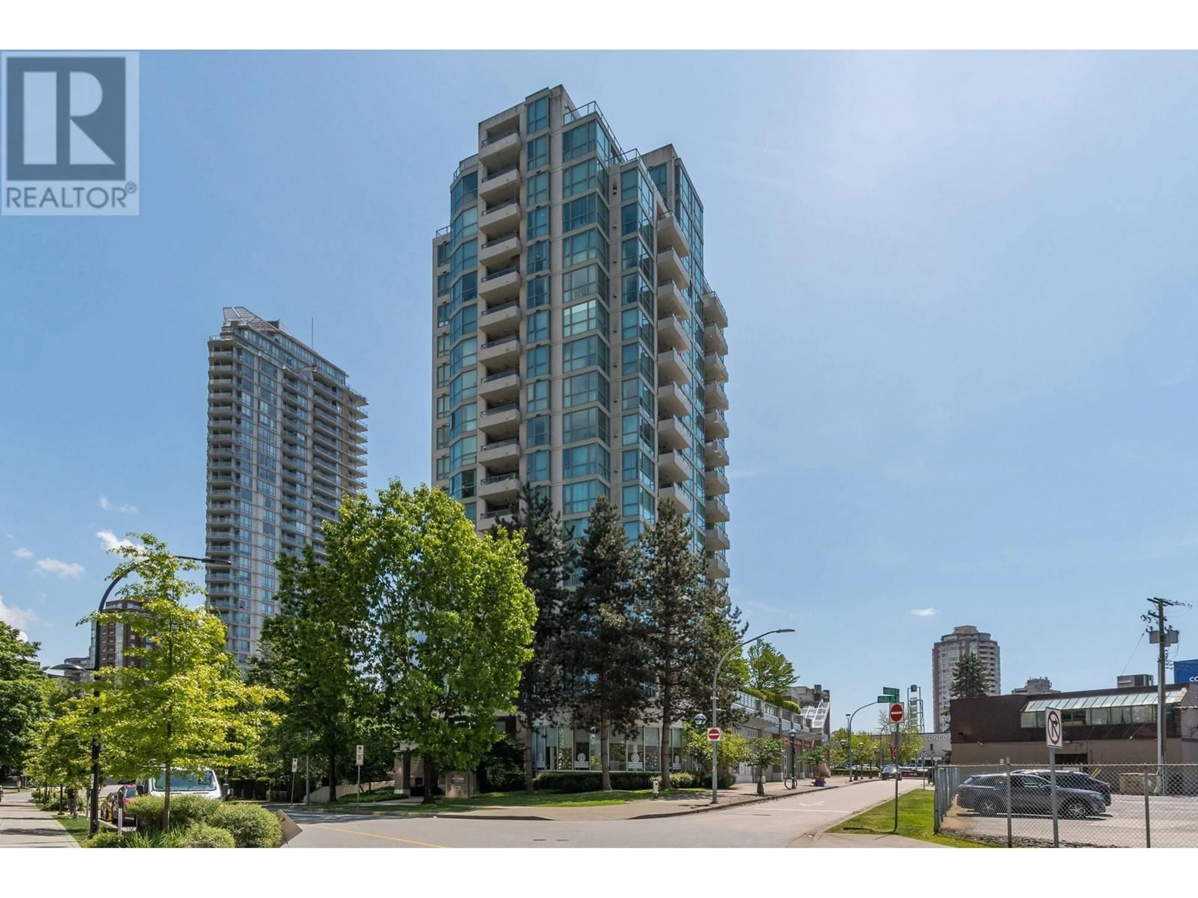 A pic from outside/outdoor area/front of a property/back of a property/a pic from drone, unknown for 1702 - 4788 HAZEL STREET, Burnaby British Columbia V5H4V9