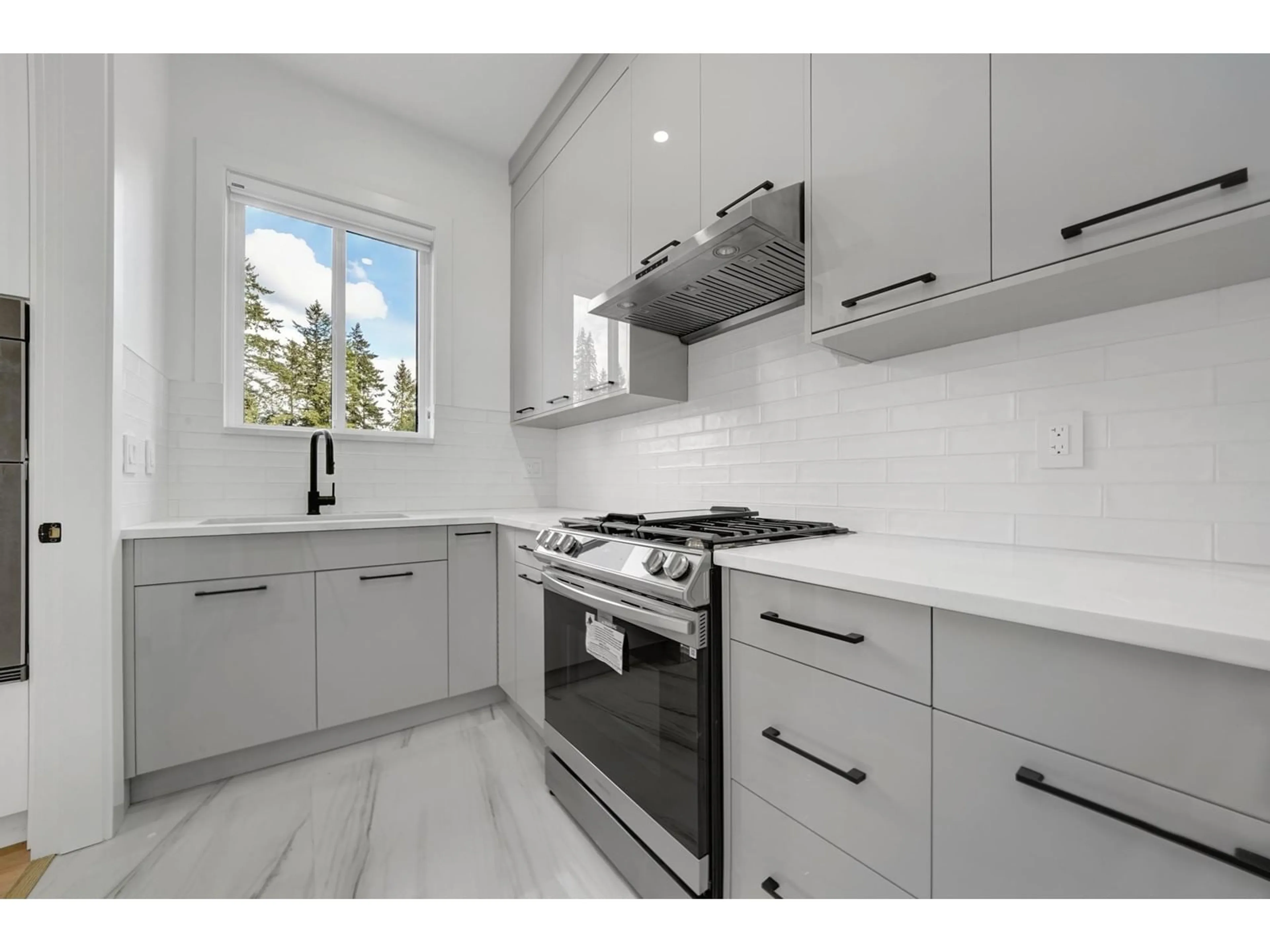 Standard kitchen, ceramic/tile floor for 20070 46A, Langley British Columbia V3A6J3