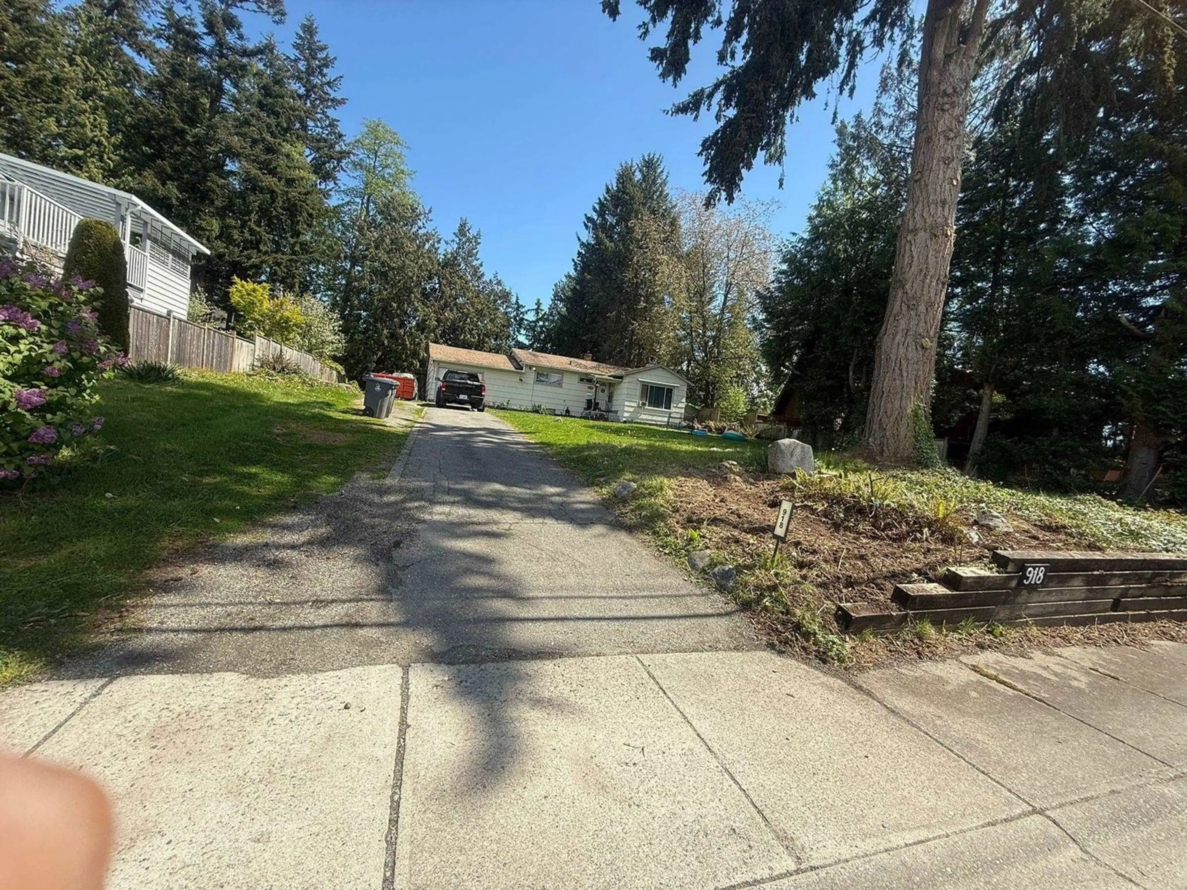A pic from outside/outdoor area/front of a property/back of a property/a pic from drone, street for 918 164, Surrey British Columbia V4A4Y5