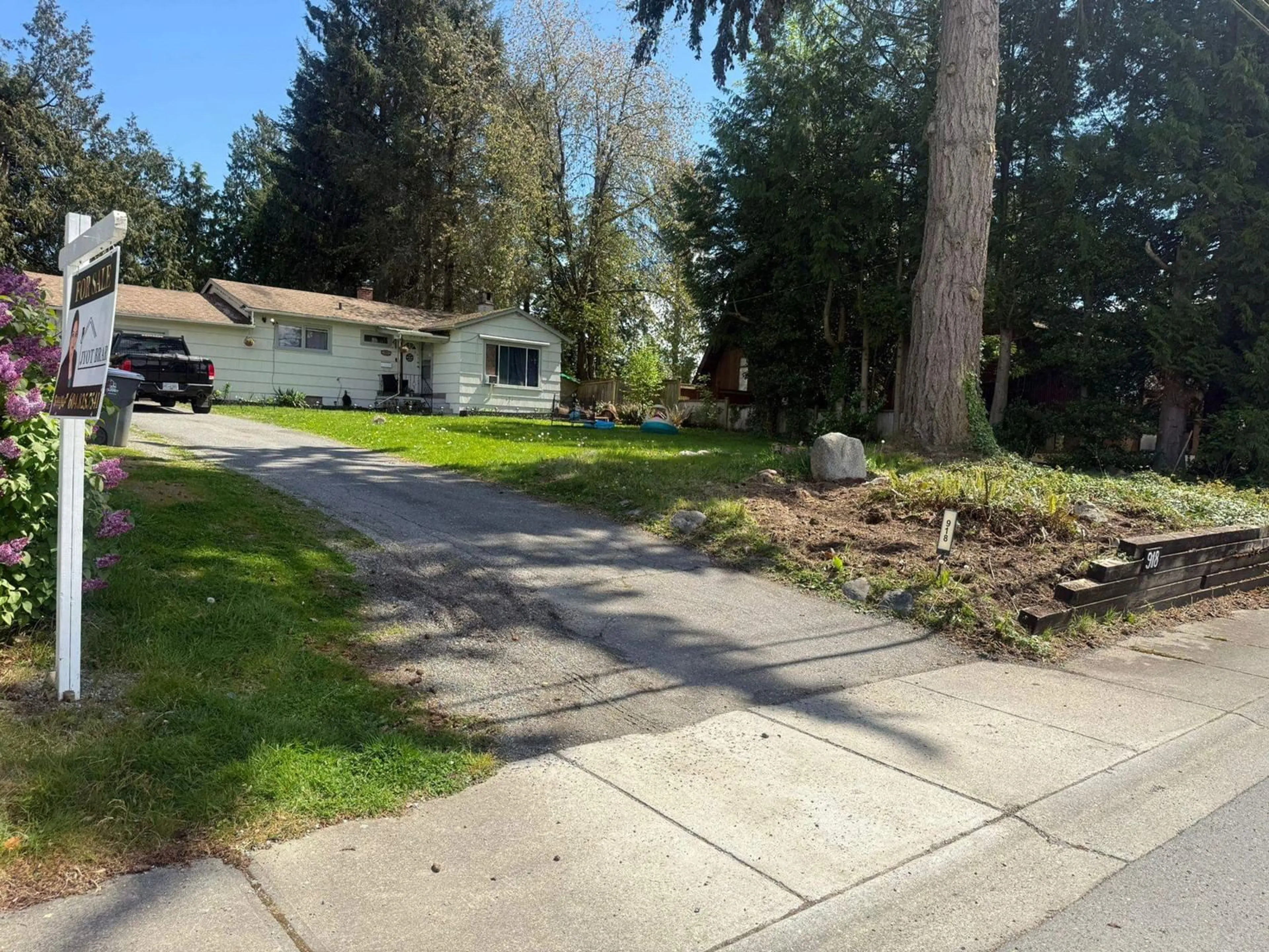 A pic from outside/outdoor area/front of a property/back of a property/a pic from drone, street for 918 164, Surrey British Columbia V4A4Y5